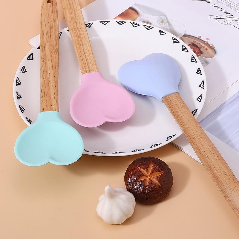 4 Pcs Heart Shaped Macaron Silicone Spatulas, long-handled mixing spoons and heat-resistant wooden handle spatulas, practical kitchen and baking tools for cream mixing. Bake with love and enjoy life.