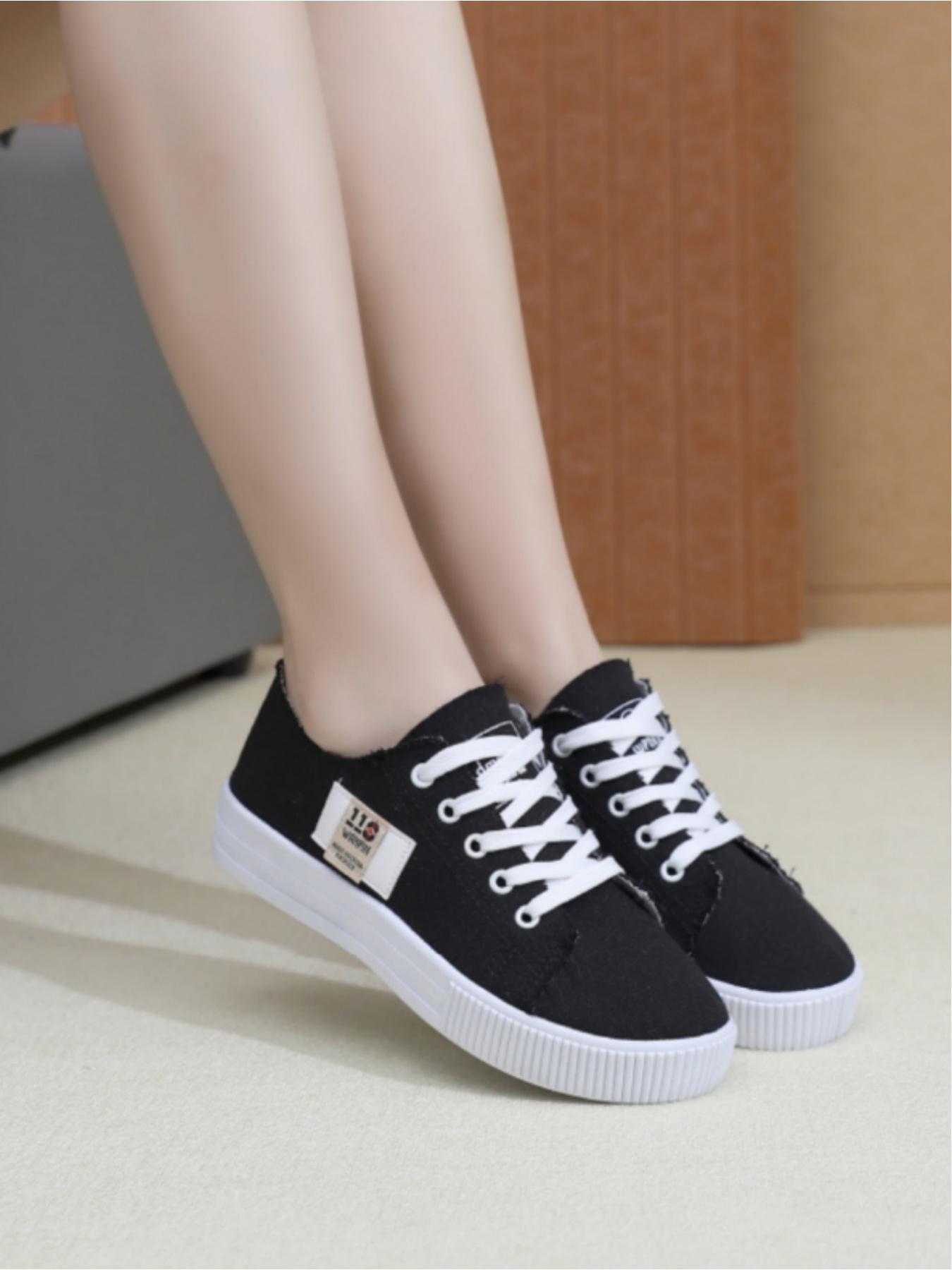 Ladies' casual canvas shoes, made of soft and skin friendly canvas material, with a thick white sole that is lightweight and resilient. Available in multiple colors, this simple and versatile style is ideal for daily commuting and campus wear