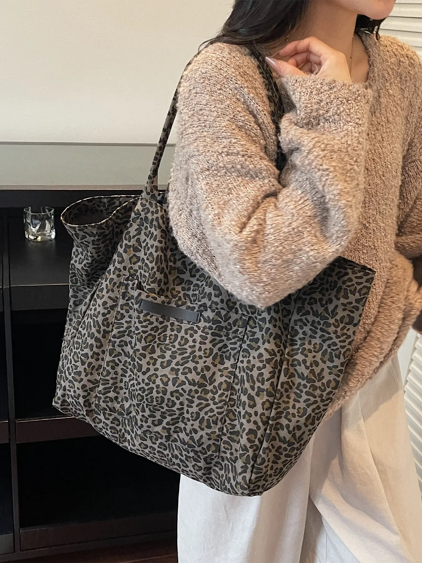 Retro casual leopard print large-capacity commuter tote bag, women's daily easy-to-match magnetic buckle opening and closing shoulder bag