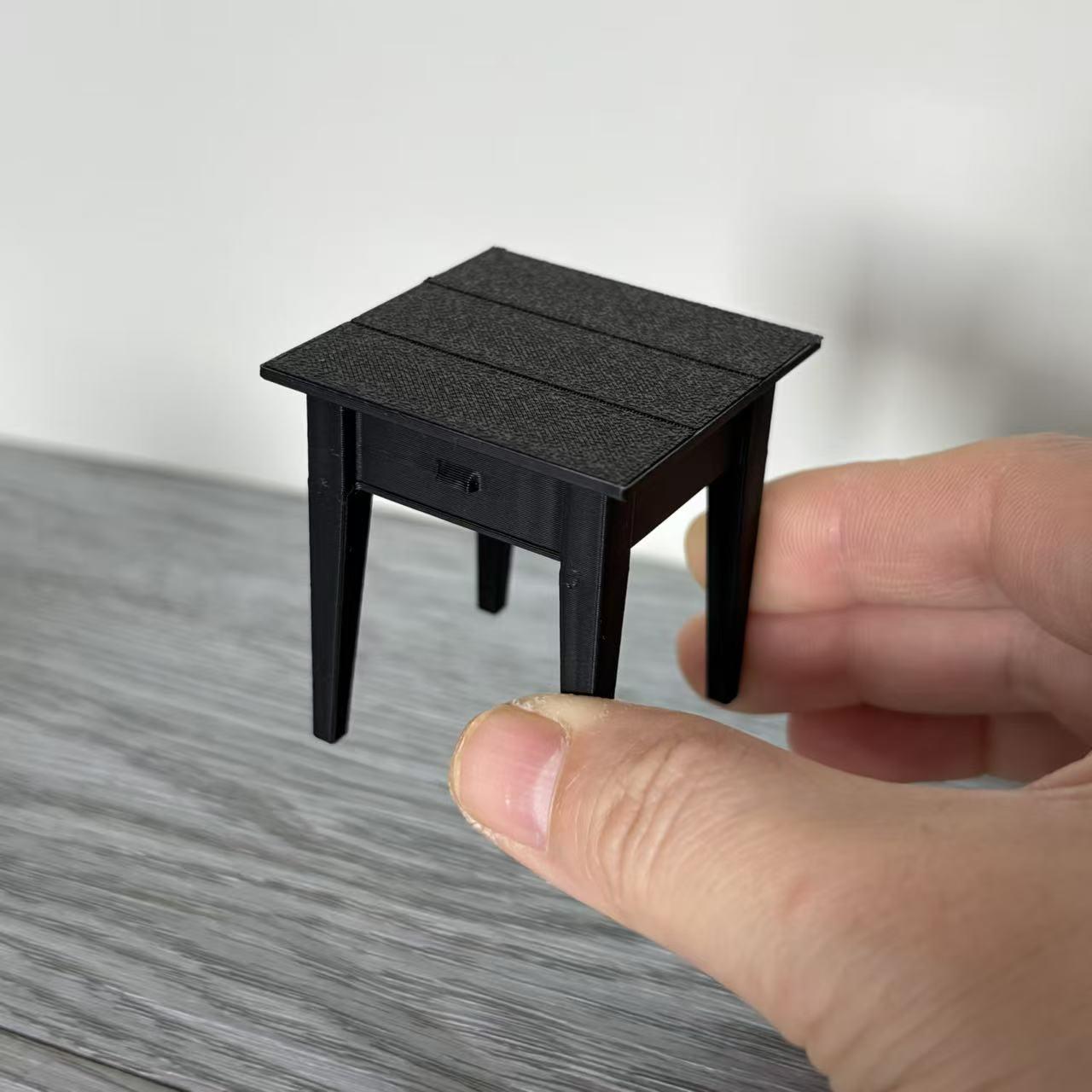 1:12 scale mini bedside table model, minimalist design, made of PLA material (not wood). Very suitable for decorating dollhouse bedrooms, model houses, BJD and OB11 dollhouse decorations, holiday gifts, and birthday surprises