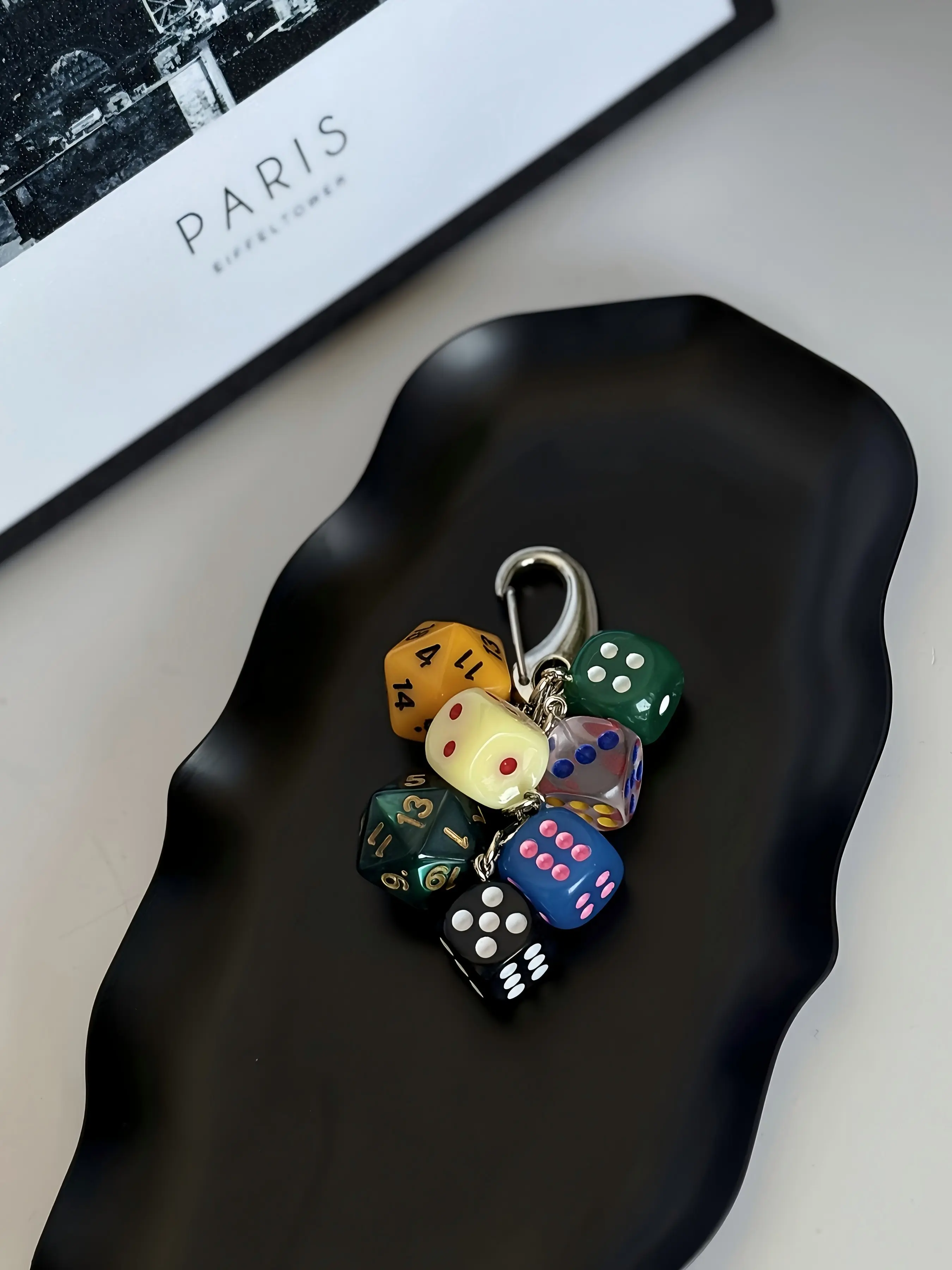 1 piece Multicolor Dice Mix Bag Charm, DND Polyhedral Dice Keychain, Mini Colorful Dice Pendant, Metal Carabiner Chain Accessory, Cool Gamer Bag Ornament, Unique Backpack Decoration, Creative Novelty Gift For Game Lovers, Keychain Accessories