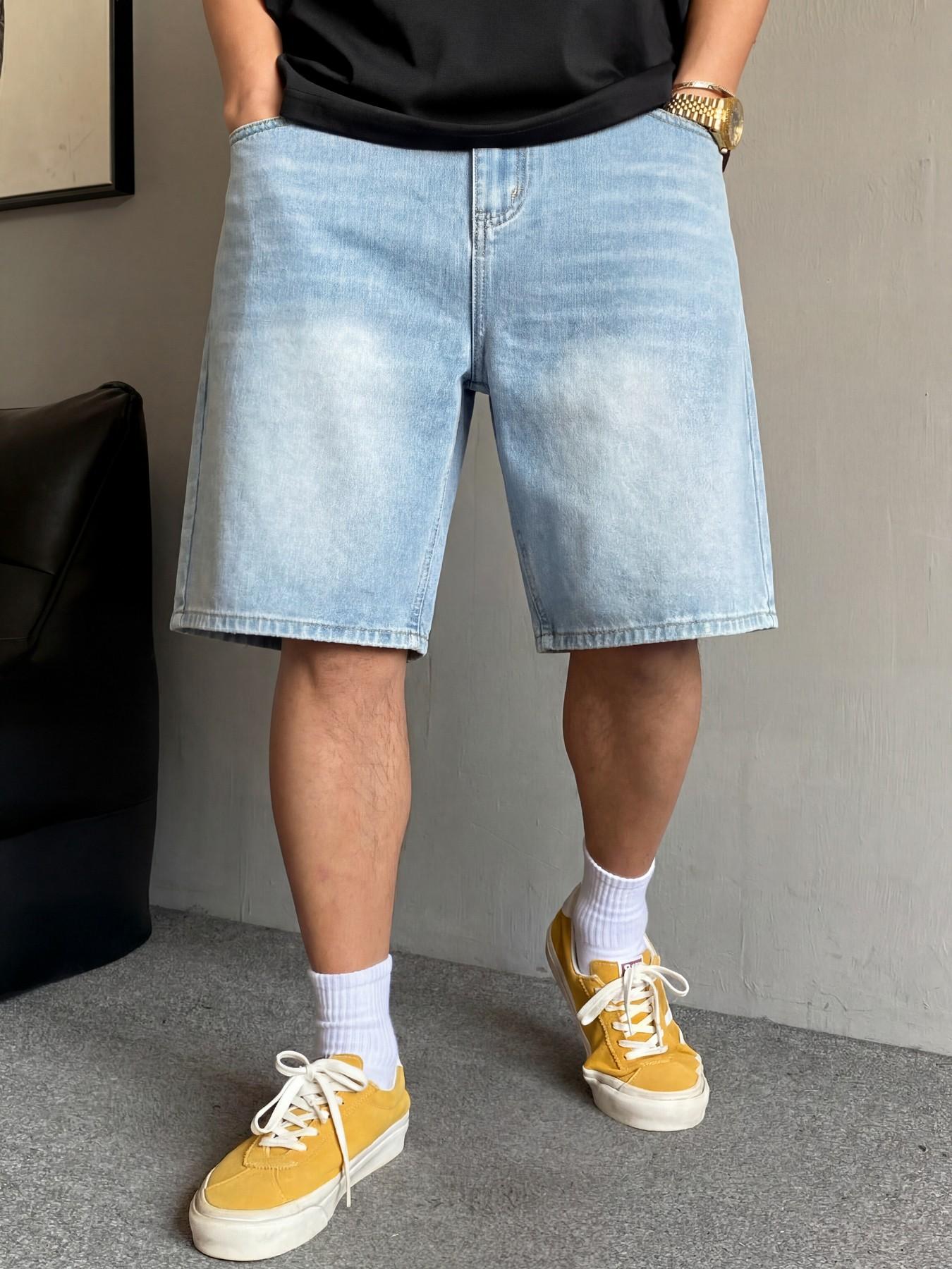 Men's basic light blue washed straight-leg denim shorts, casual, versatile and comfortable. Non-stretchy denim shorts with a regular straight-leg fit. Those who prefer a loose fit can order one size larger.