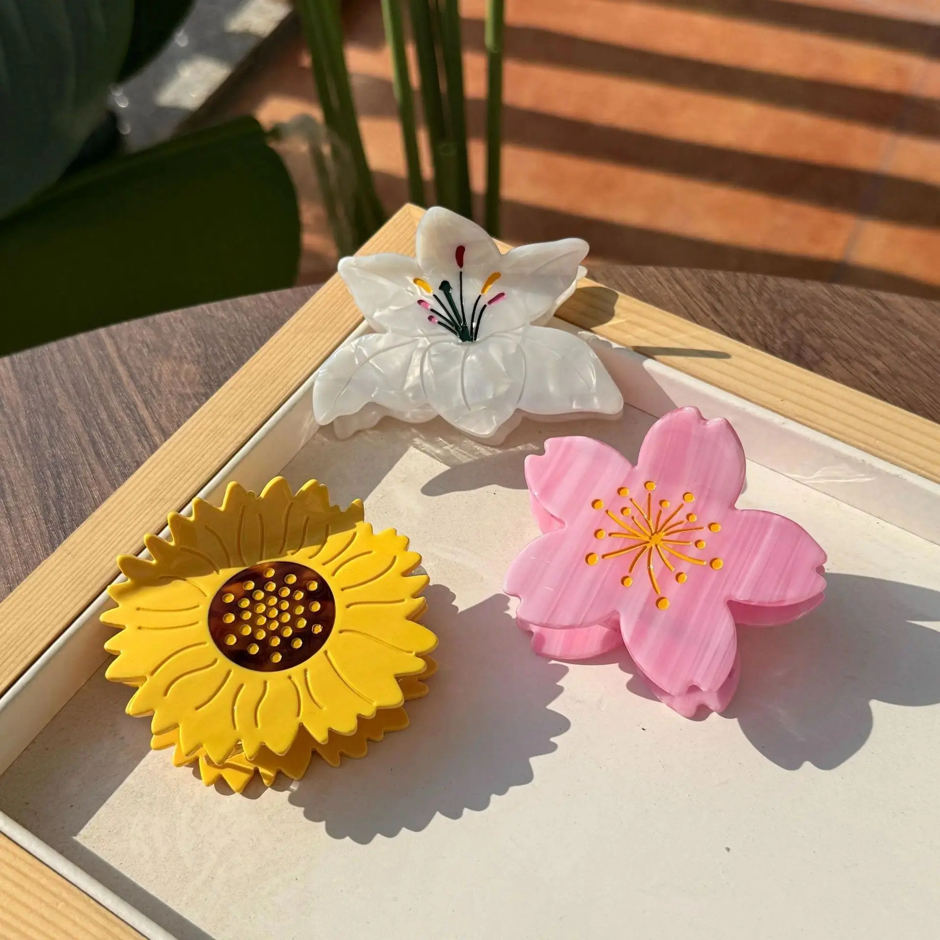 NEW Summer Beautiful Flowers Hair Claw Medium Size Eco-Friendly Material Hair Claw Clips Hair Accessories for Women Girls