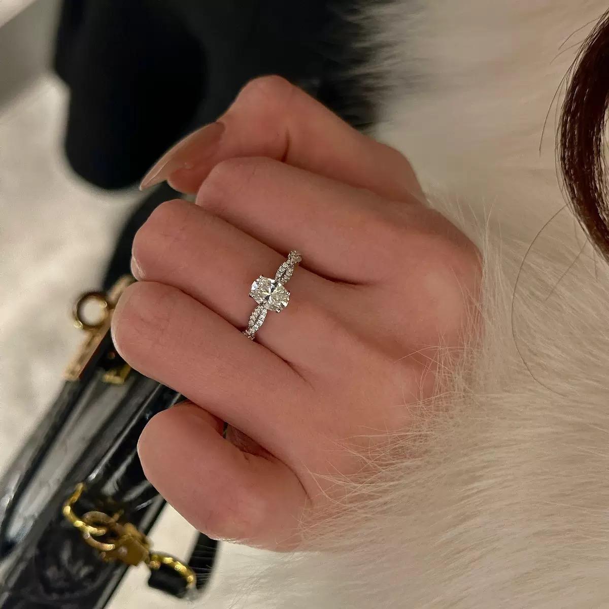 DRINSPER Twisted Oval S925 1.0ct Dvvs Synthetic Moissanite Sterling Silver Ring for Women Girls Suitable for Engagement Chrismas Gift for Girlfriend Jewelry Accessory