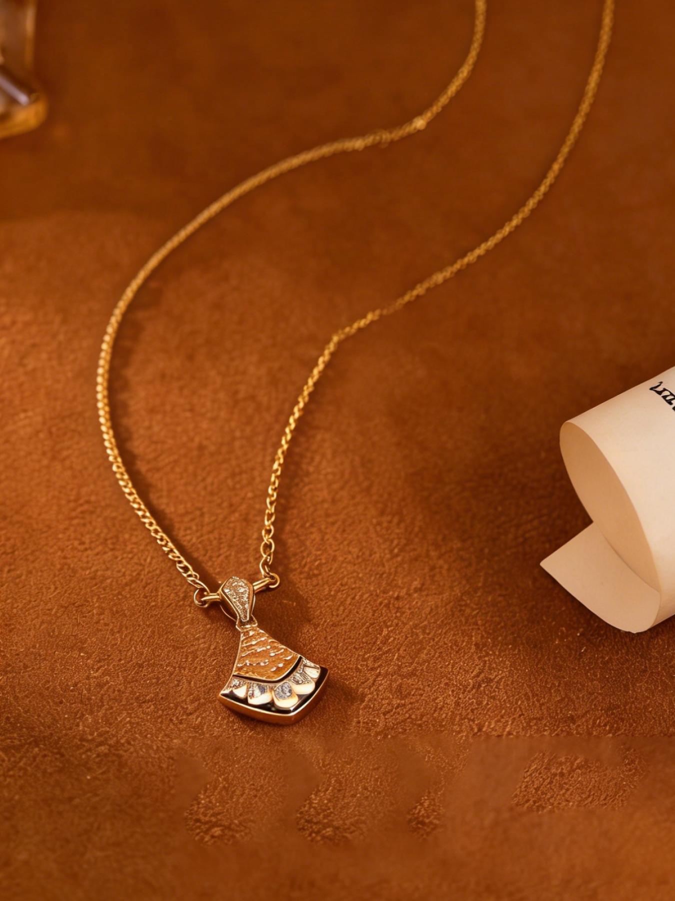 A vintage and elegant diamond necklace with a fan-shaped outline that outlines an elegant curve, complementing the broken diamonds. It is suitable for daily commuting, vacation and dating, and is also a surprising and exquisite small gift.