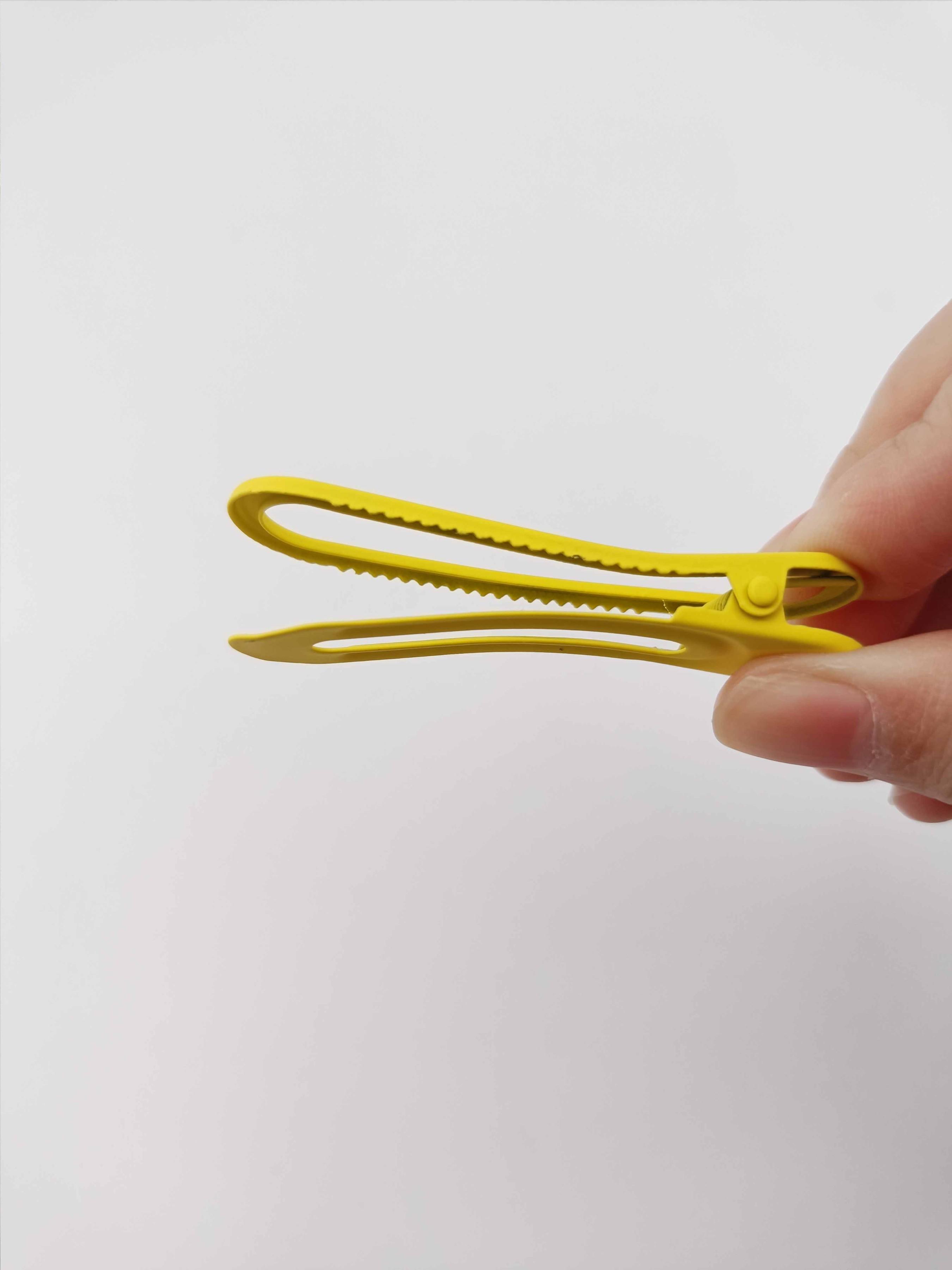 1 Pack of 3 Hollow Out Oval Duckbill Clips, Metal Material, Matte Finish, Lightweight, Suitable for Commuting, School, Dates, Fashionable and Practical