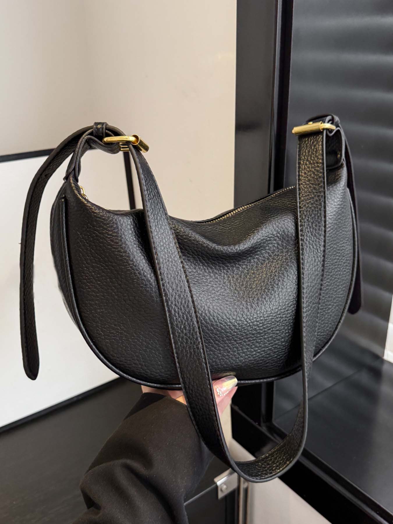 Black simple and fashionable lychee pattern crescent bag, niche pleated bag body, adjustable wide shoulder strap crossbody bag, metal buckle decoration, lightweight daily commuter bag, suitable for shopping, dating, etc.