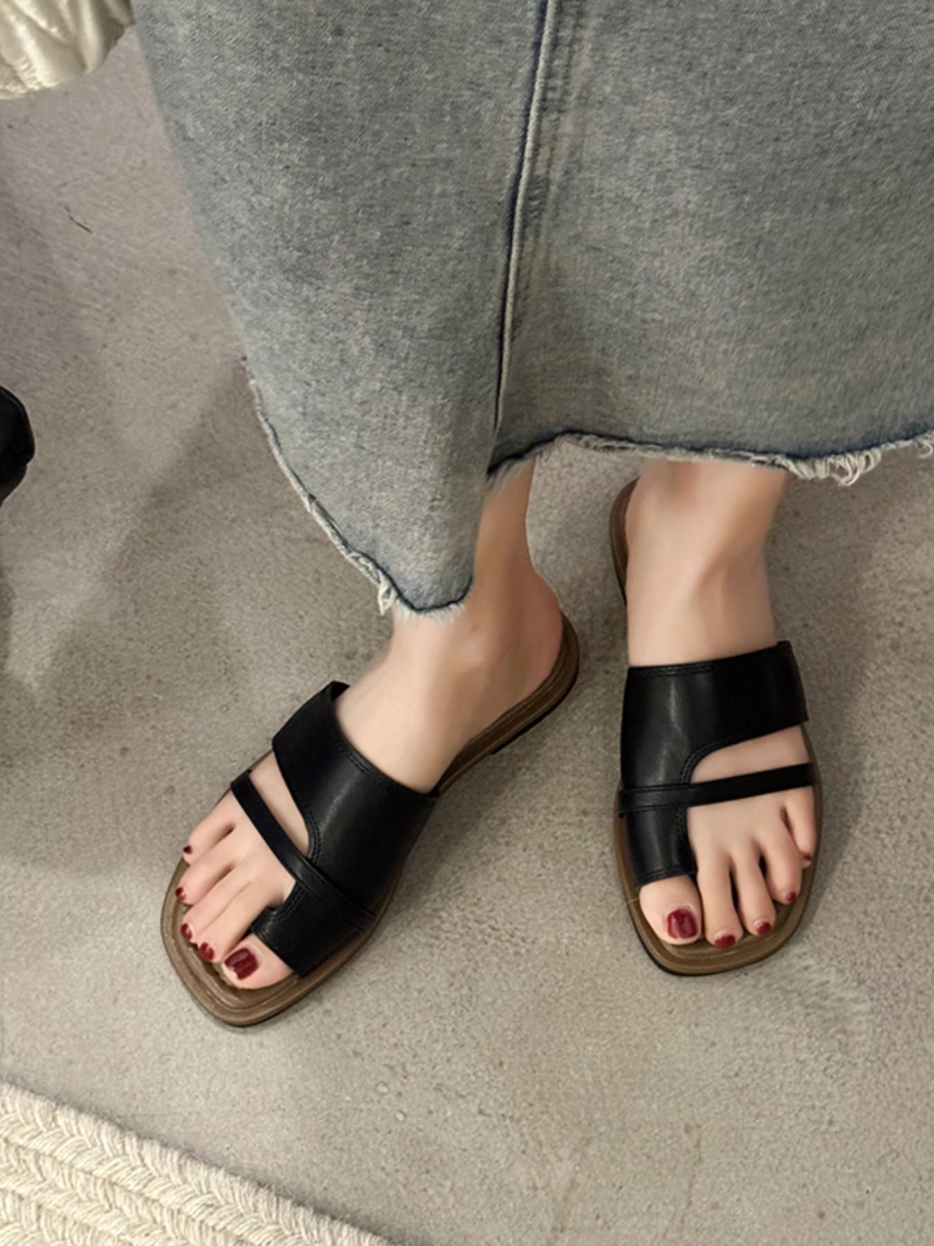 2026 Summer New Dual Strap Square Toe Sandals for Women, Outdoor Wear, Flat Sole, Slip-On Cool Slippers, Fashionable Footwear