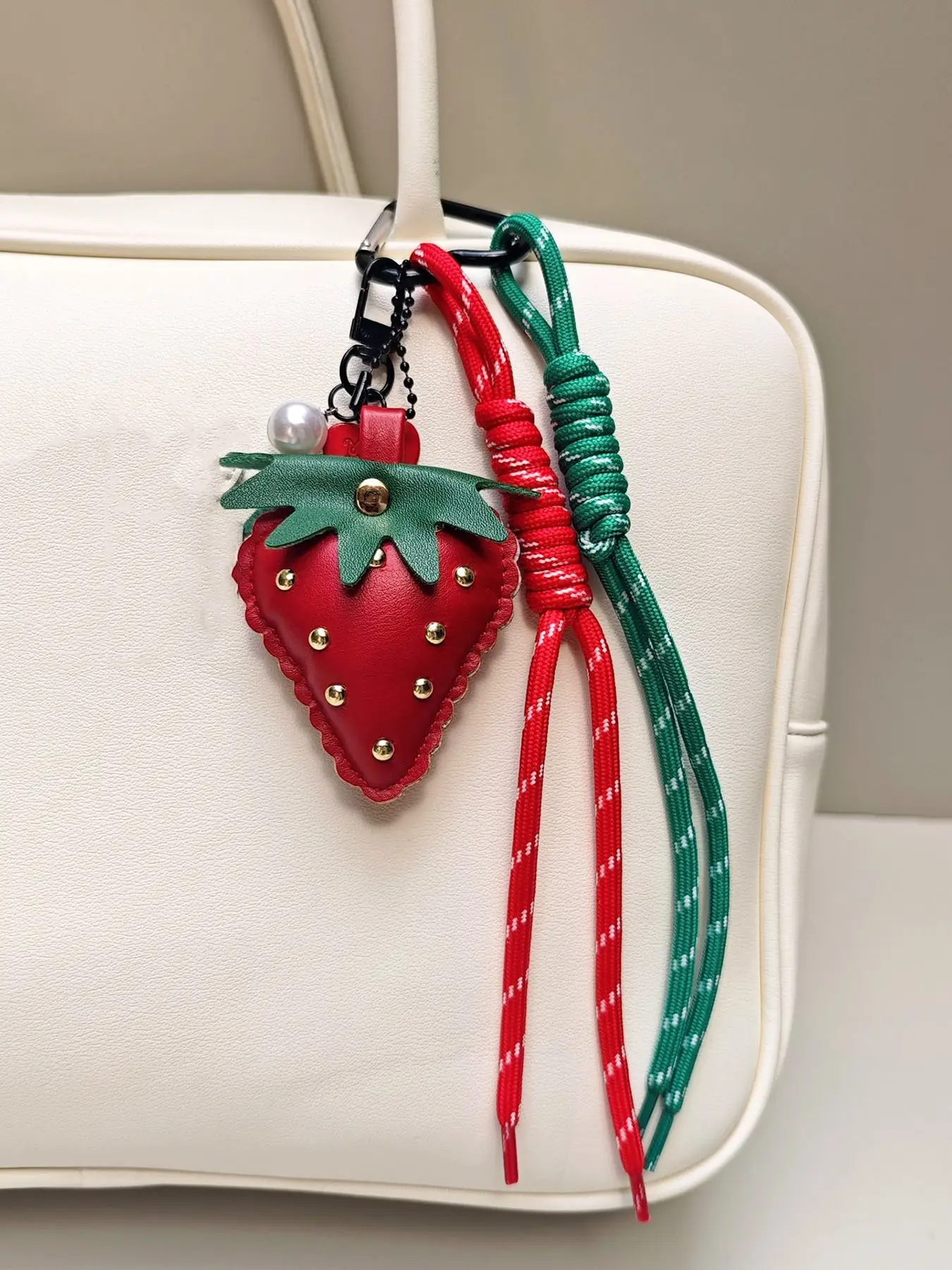 Sweet  stylish  simple and exquisite strawberry accessories pendants, Keychain Pendant, Keychain For Bags, niche design  personality versatile sense of three-dimensional versatile lanyard key chain,   suitable for daily bag matching, shopping and dating.