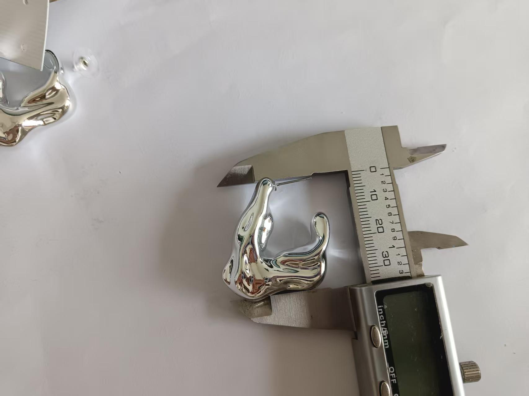 Gold-colored European and American minimalist geometric three-dimensional irregular earrings with a unique design, pleated studs, niche high-end earrings