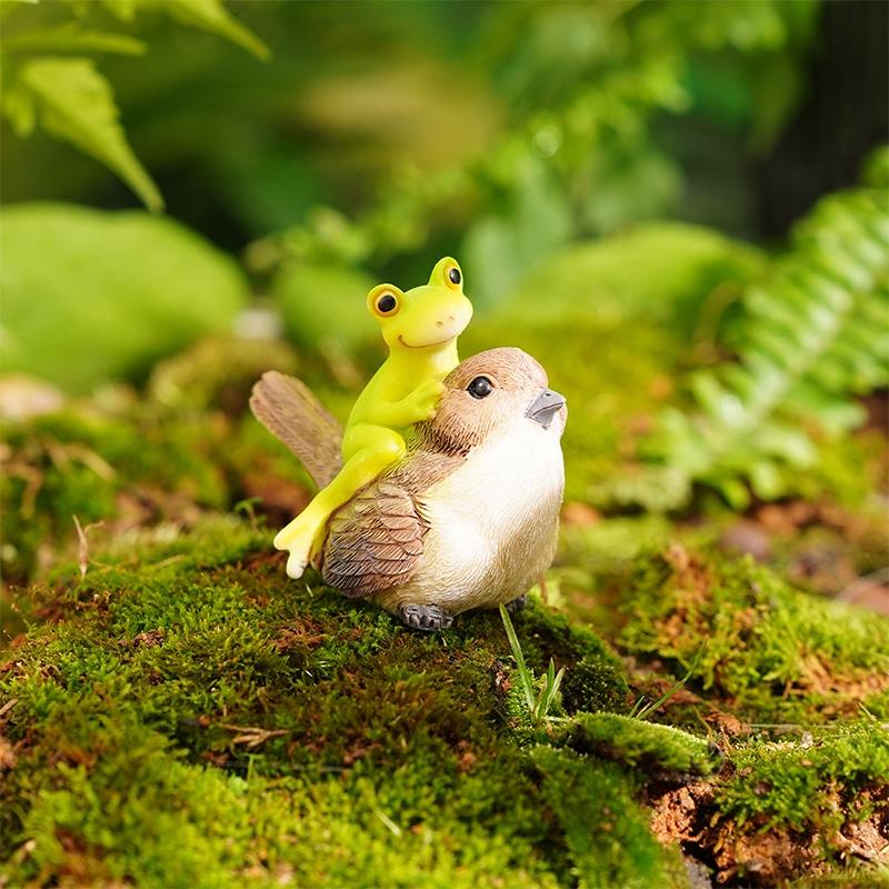 Resin Cartoon Frog Riding Sparrow Figurine, Home Decor Ornament, Cute Animal Design for Garden Patio Indoor Table Decoration