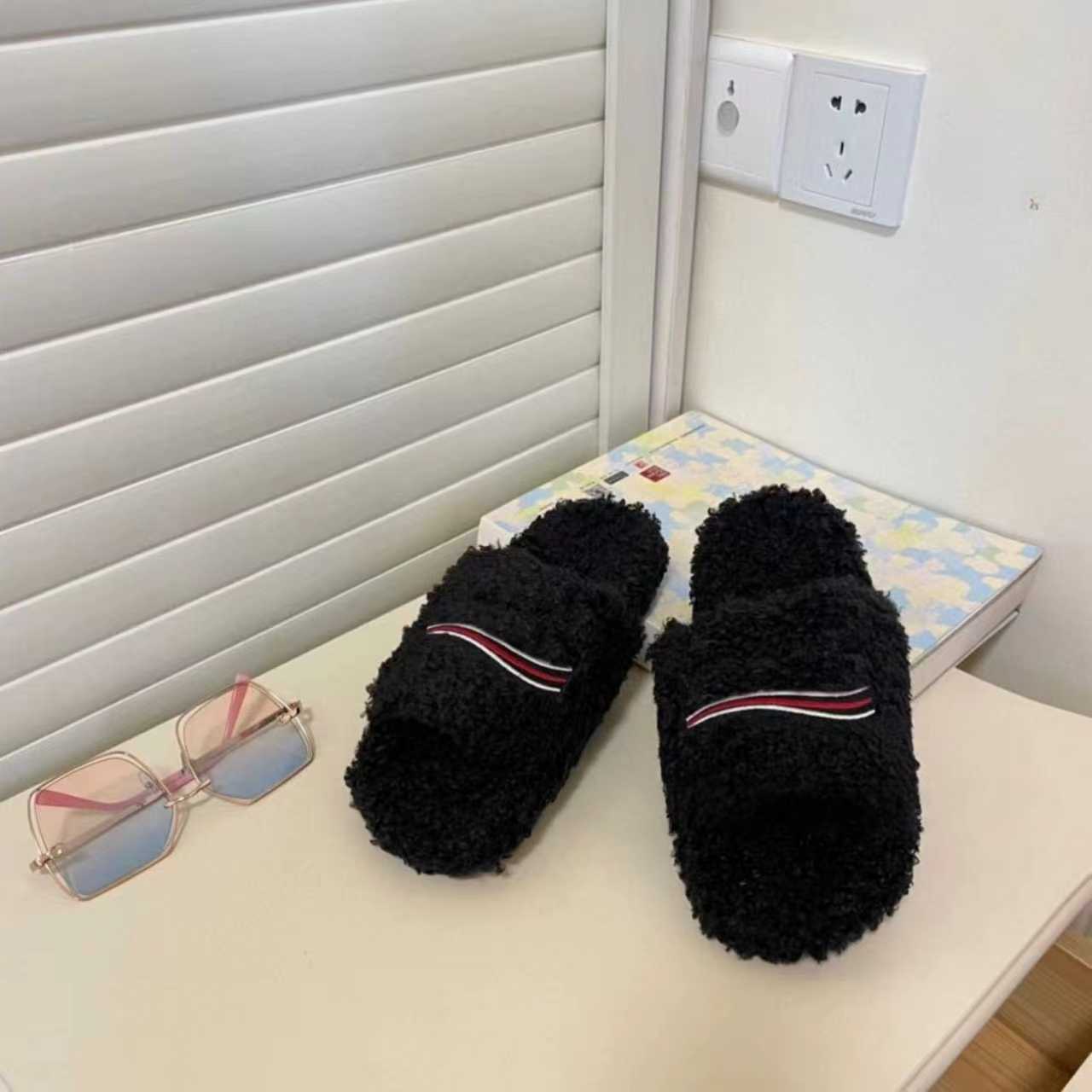 Men Women Winter Faux Fur Slippers Warm Letters Fluffy Indoor Outdoor Slide Sandals Comfortable Fuzzy Flip Flop Slipper 2025 New