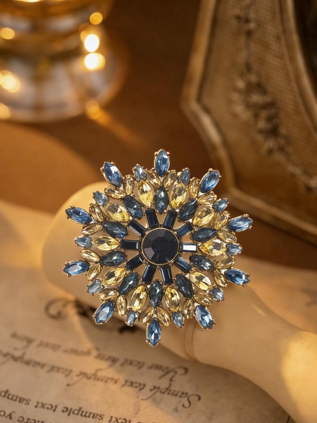 A fashionable and elegant snowflake shaped brooch, suitable for daily wear, vacation dates, and other occasions, and also a surprising and exquisite small gift.