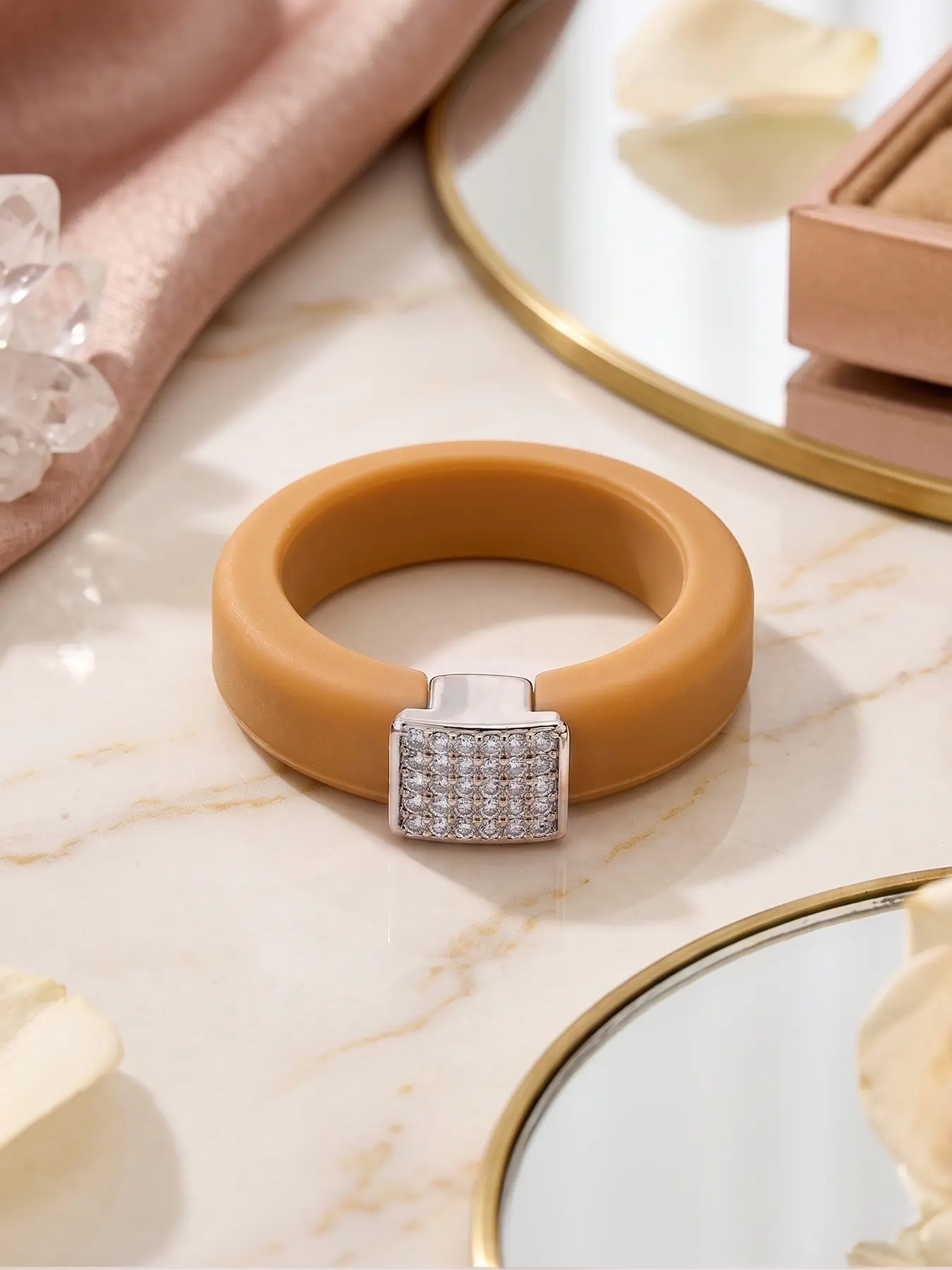 1 piece retro light brown square fully diamond-encrusted wide silicone ring, waterproof, sweatproof, rust-resistant, non-oxidizing, soft silicone material that won't damage manicures or scratch kitchenware and phones, lightweight with no weight burden