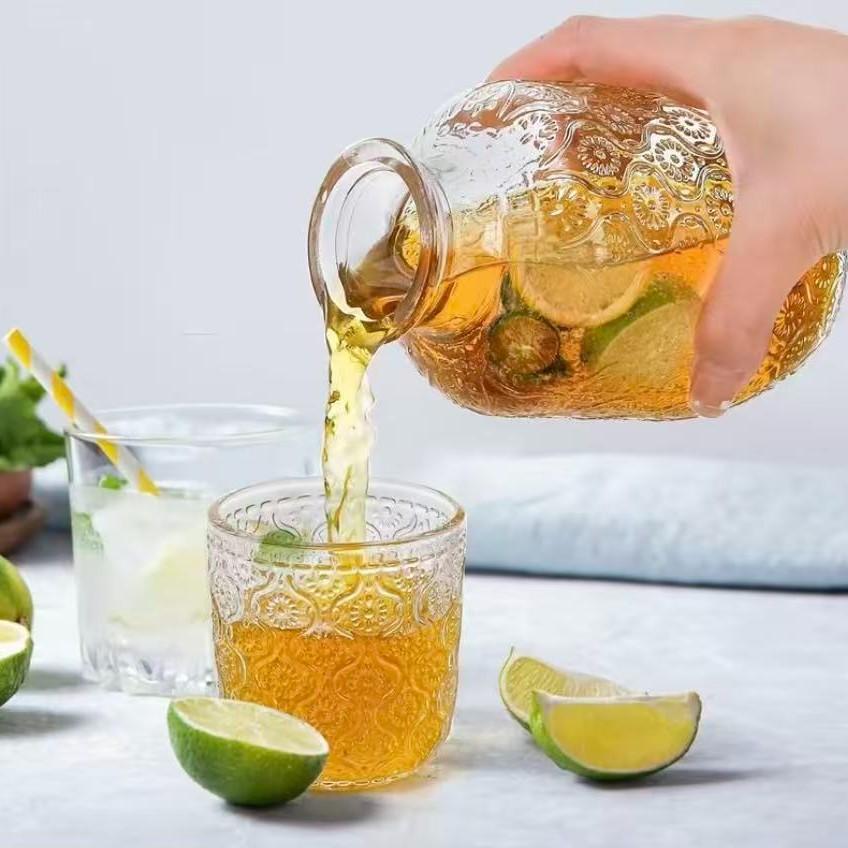 Premium Vintage Embossed Glass Bedside Carafe & Tumbler, Large Capacity Ins Style Thickened Explosion-Proof Pitcher with Dustproof Inverted Cup, Reusable Heat Resistant Stylish Drinkware Beverage Glassware for Home Living Room Hosting Office