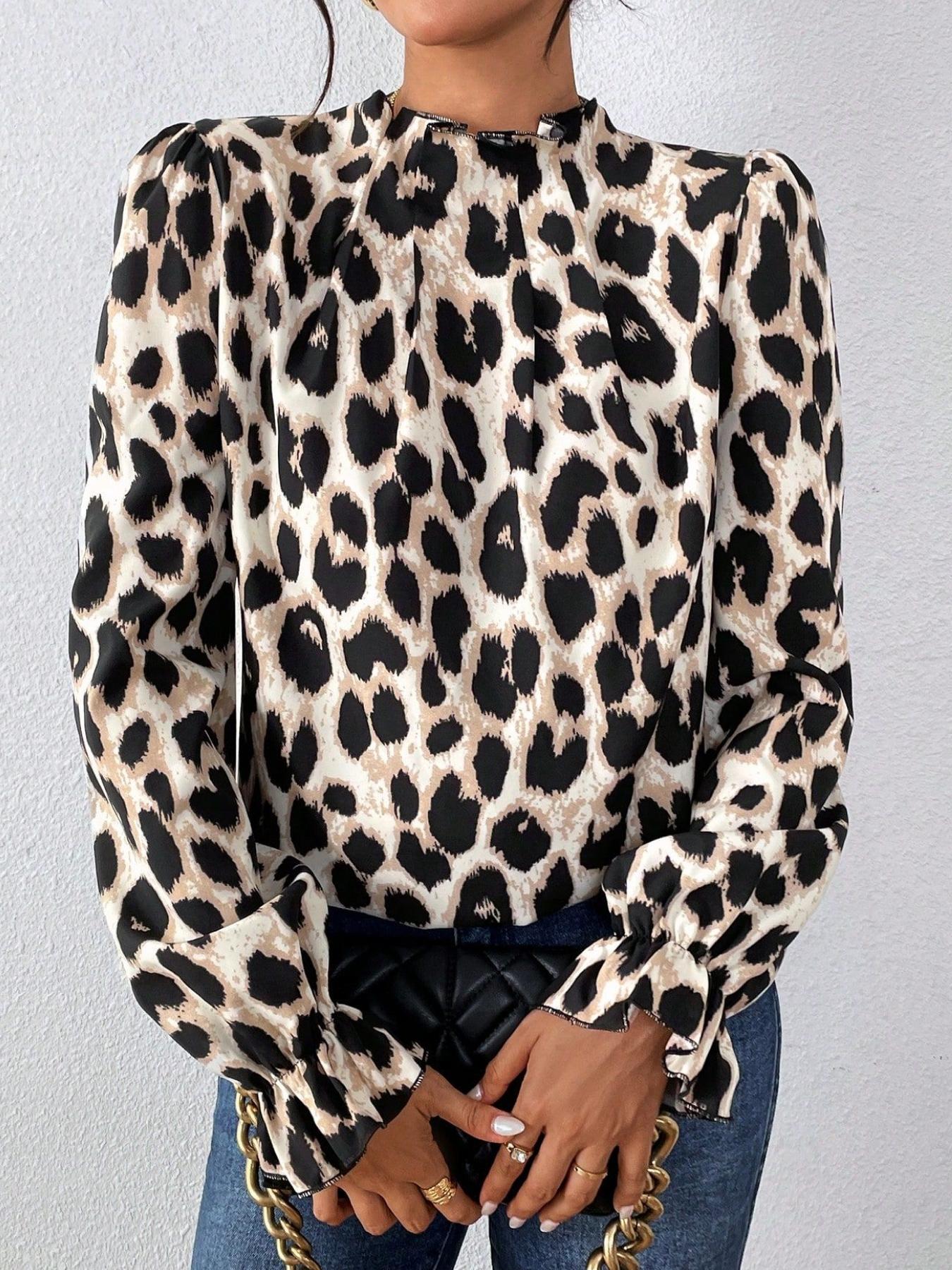 A fashionable women's leopard print pleated stand up collar lantern sleeve top, suitable for commuting to work, shopping, outdoor activities, indoor and outdoor wear