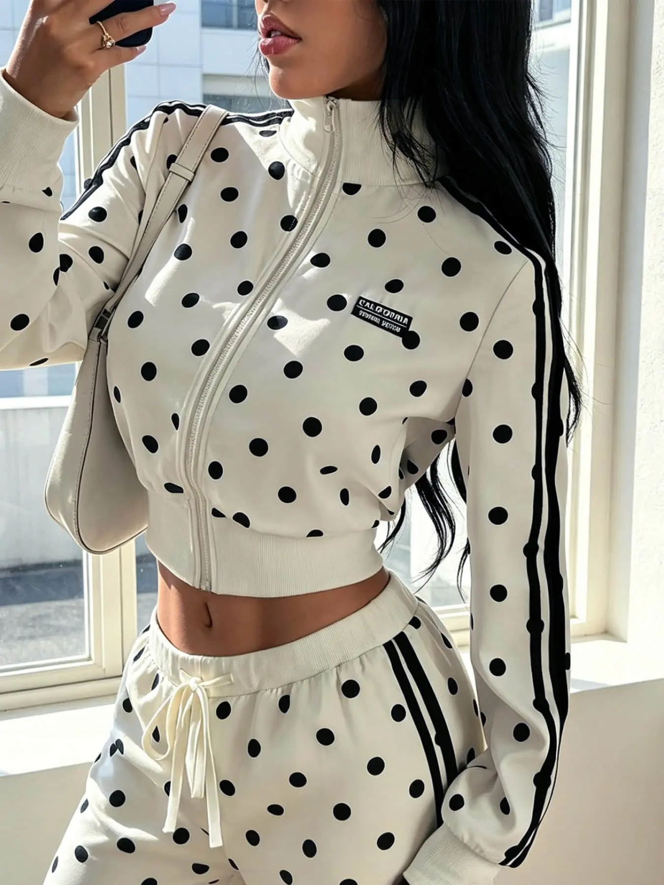 A women's fashionable American retro spicy girl polka dot short stand up collar zipper casual sports commuting jacket, Collared Outerwear, new autumn and winter styles, suitable for afternoon tea, weekend gatherings, and dates.