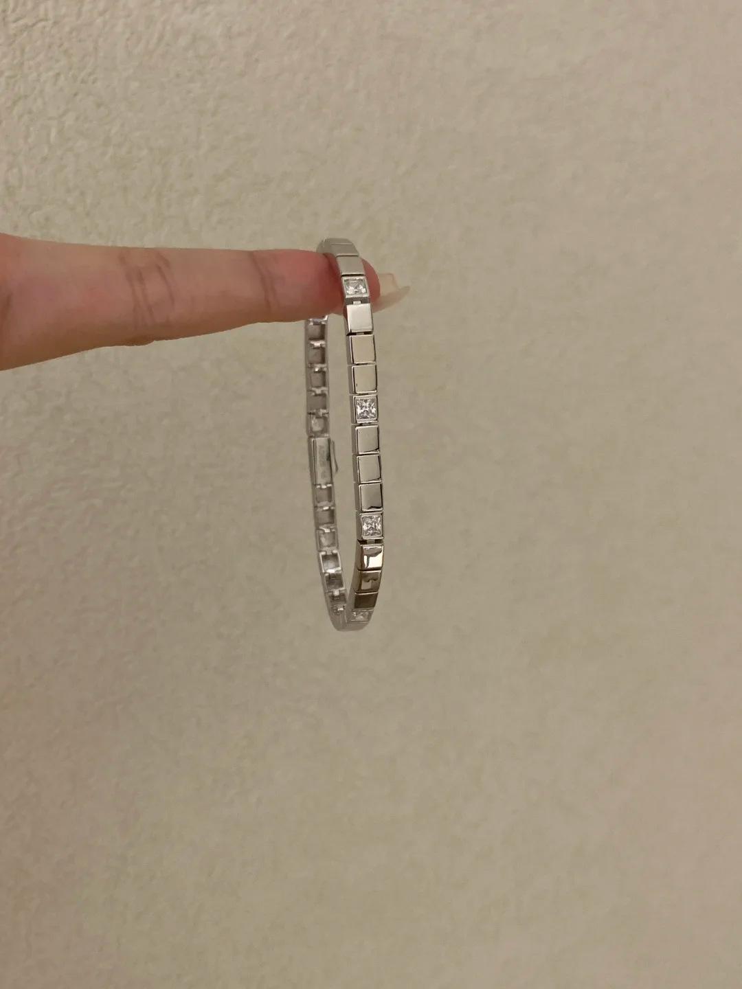 Stylish Silver Bracelet – Features a sophisticated, chunky chain with geometric square elements and an elastic design, accented with sparkling crystal rhinestones; an exquisite piece of jewelry perfect for both professional and casual wear.