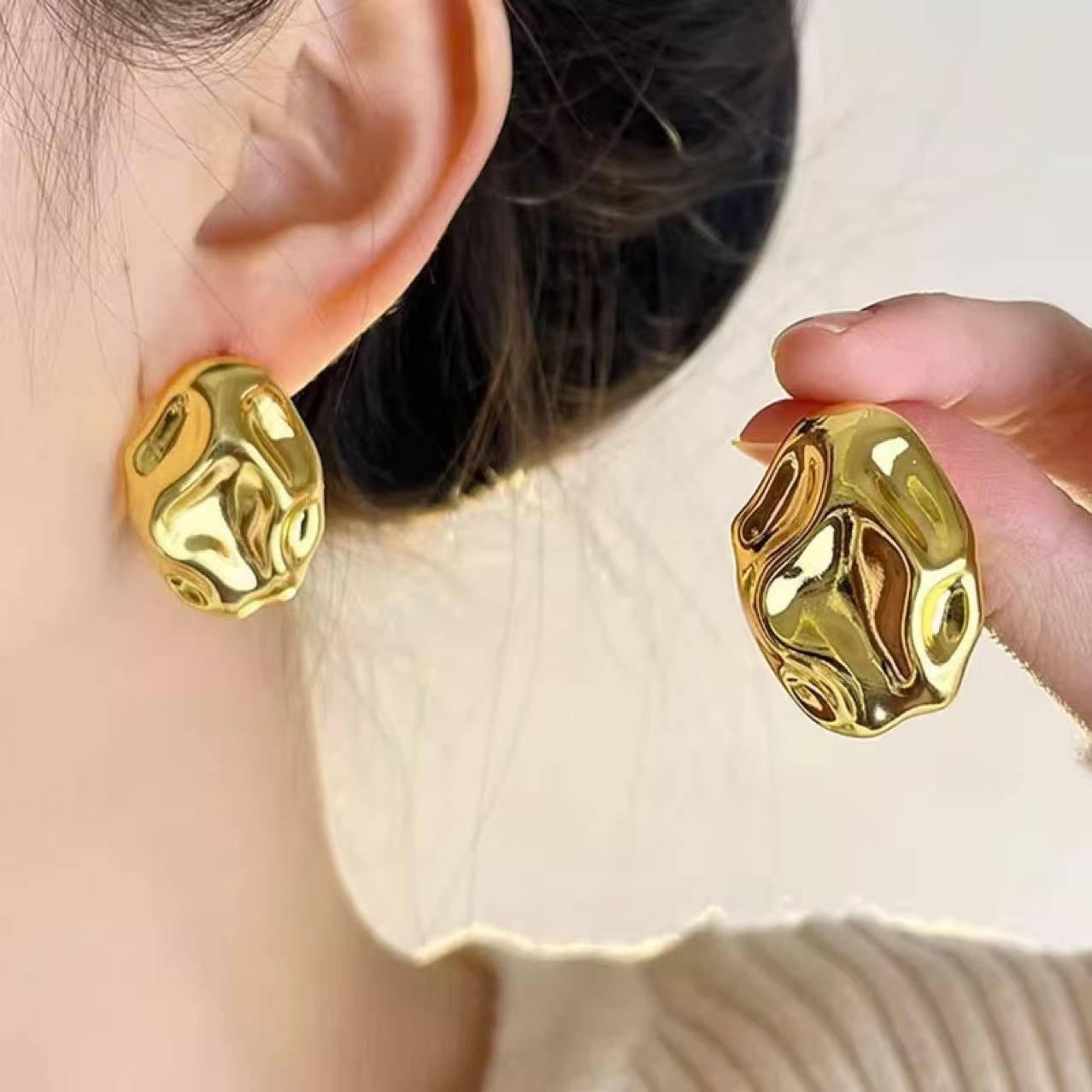 Gold-colored European and American minimalist geometric three-dimensional irregular earrings with a unique design, pleated studs, niche high-end earrings