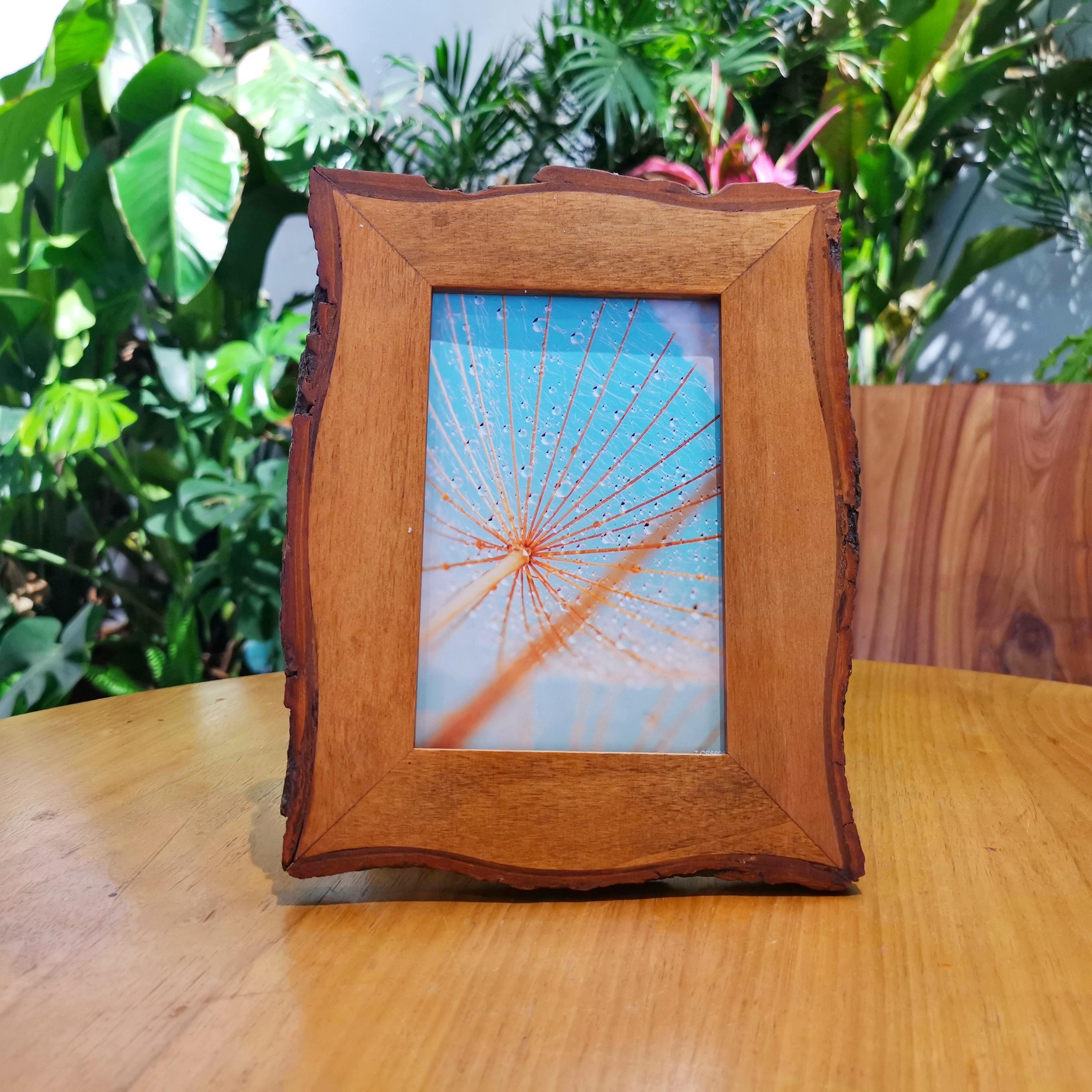 1 Pack 4x6 Live Edge Picture Frame Rustic Brown, Solid Picture Frame with Bark Edges & High Definition Glass Front, Vertical/Horizontal Tabletop or Wall Display, Natural Brown, Living room and bedroom photo wall matching, for Christmas Home Decor