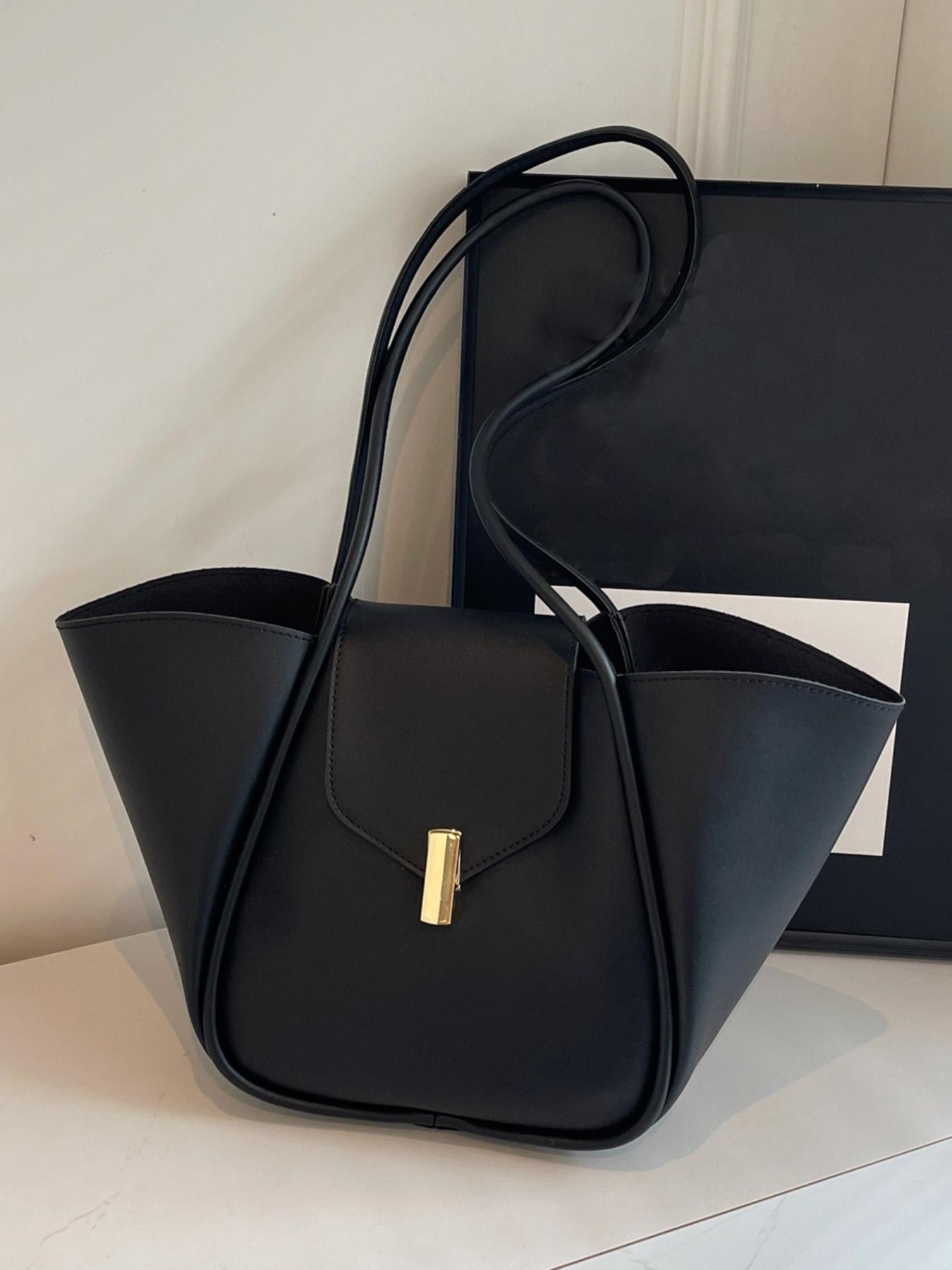 A niche and elegant shopping basket tote bag, a lock-button underarm bag, a simple solid color shoulder bag, a fashionable and textured shoulder commuter bag, a Casual Commuter Bag, suitable for daily matching, commuting and other scenarios