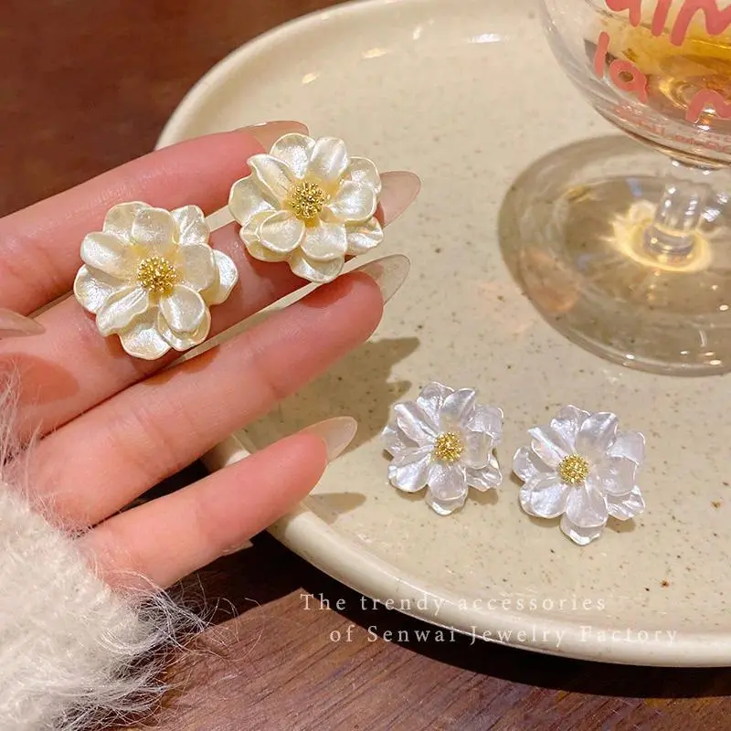 Big White Camellia Flower Stud Earring For Women French Retro Elegant Korean Sweet Resin Ear Wedding Party Jewelry Gift