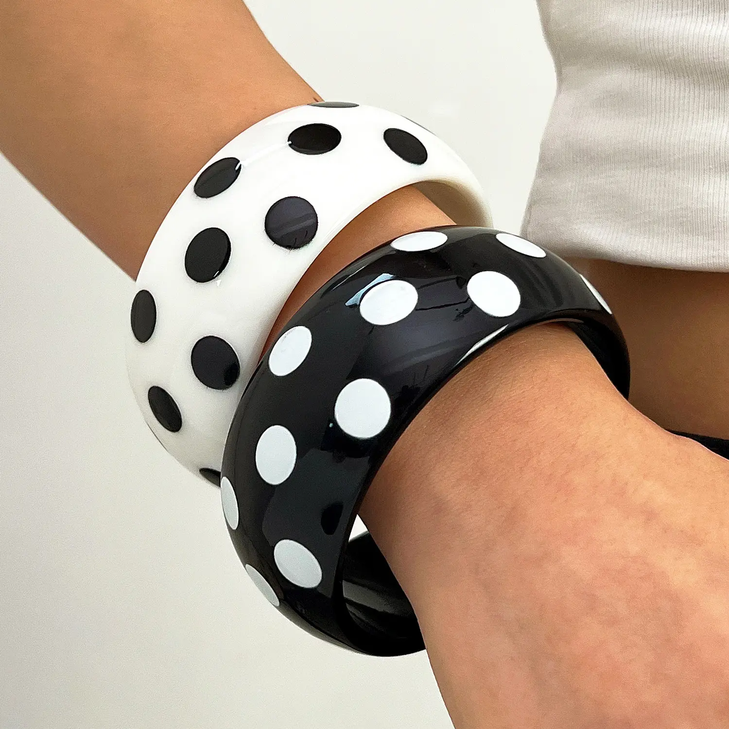 New Minimalist Fashion Polka Dot Flat Oval Resin Bangle | Trendy Y2K Geometric Statement Bracelet for Women | Lightweight Retro Resin Jewelry for Everyday Streetwear