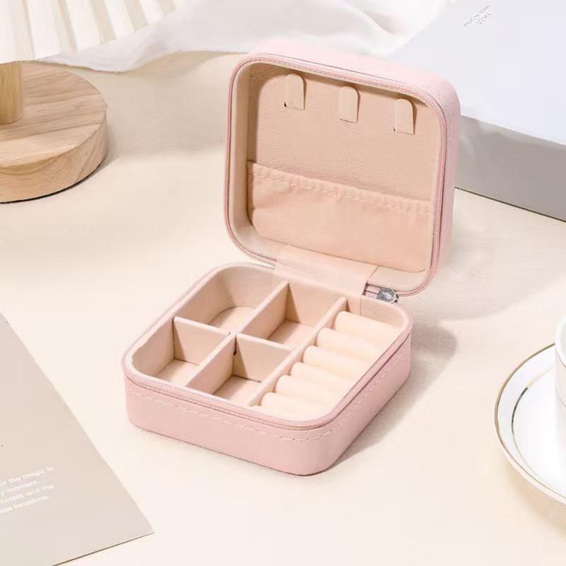 Luxury portable jewelry storage box, compact and delicate, easy to carry around. It is waterproof and dustproof to effectively protect your jewelry, very practical for travel, business trips and daily outings. It can store earrings, necklaces
