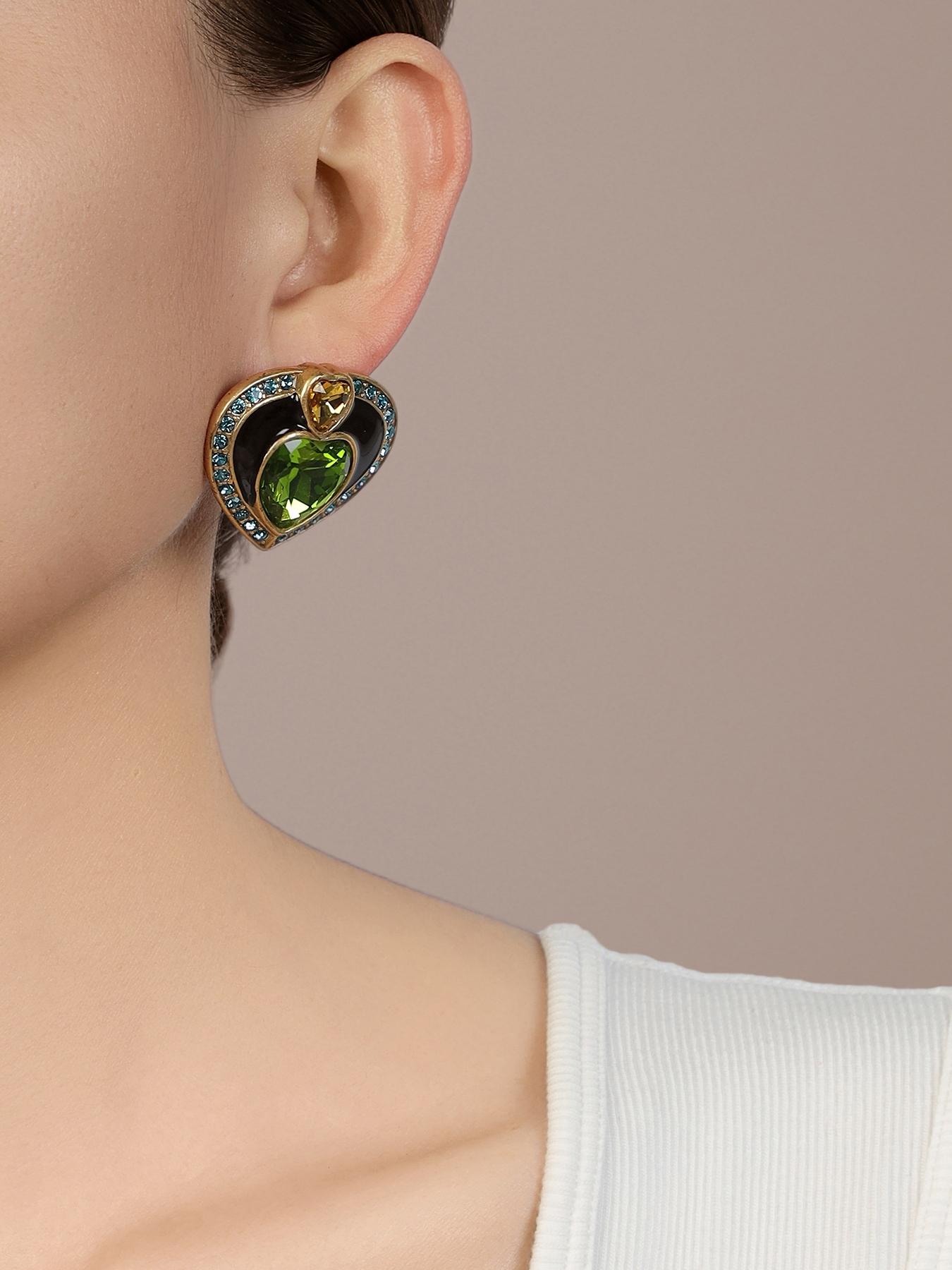 1 pair of fashionable and elegant heart-shaped diamond studded earrings, suitable for daily commuting, vacation and dating, and also a surprising and exquisite small gift.