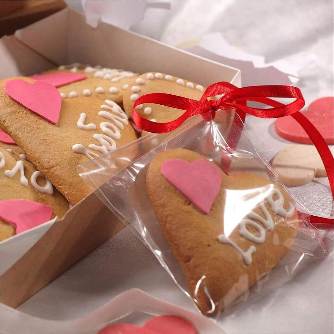 4" X 6" Clear Cookie Bags With Seal (200 Pack) - Self Sealing Cellophane Bags for Baked Goods Packaging, Cookie Wrappers, Bakery Packaging, Bake Sale, Candy, Treats, Goodies, Gifts, Party Favors