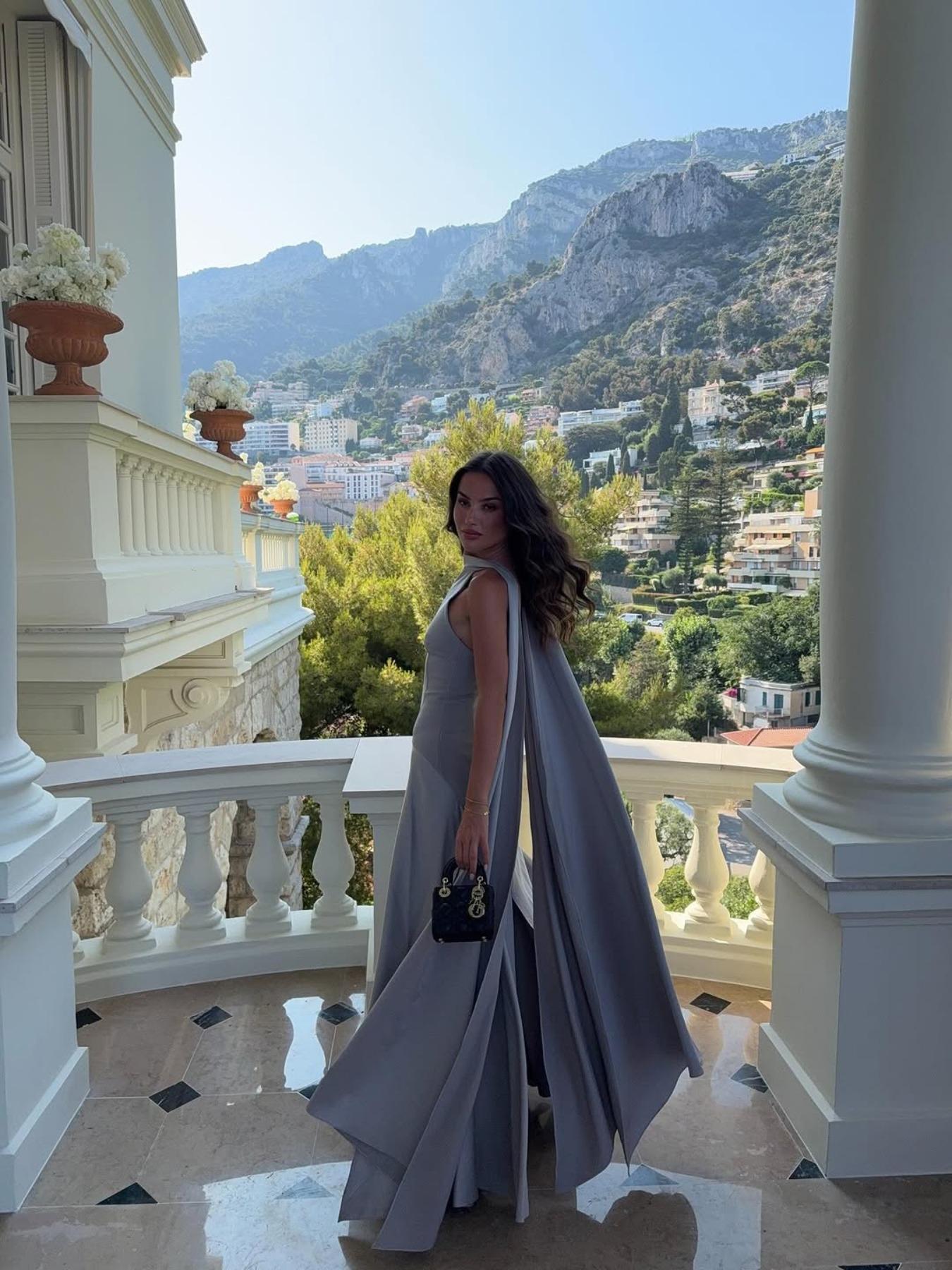 Elegant Satin Halter Neck Long Dress with Draped Straps, Bodycon Waist Cinching Design, Formal Evening Gown for Special Occasions, Formal Wear