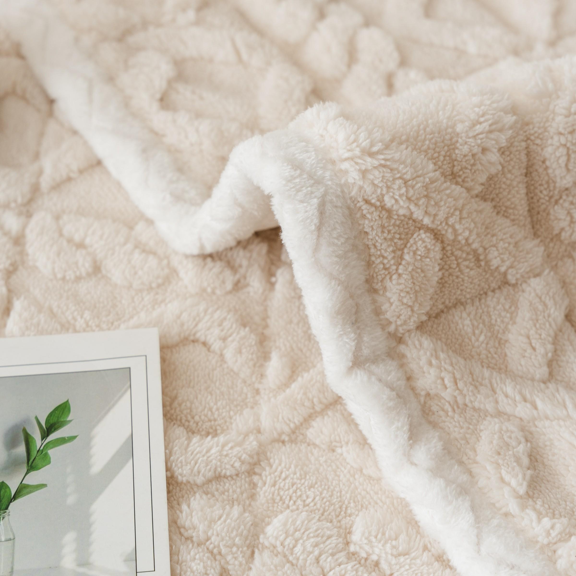 Simple Solid Velvet Sofa Cushion, European Style Soft Sofa Pad, Durable and Fashionable Furniture Accessory, All-Season Couch Protector