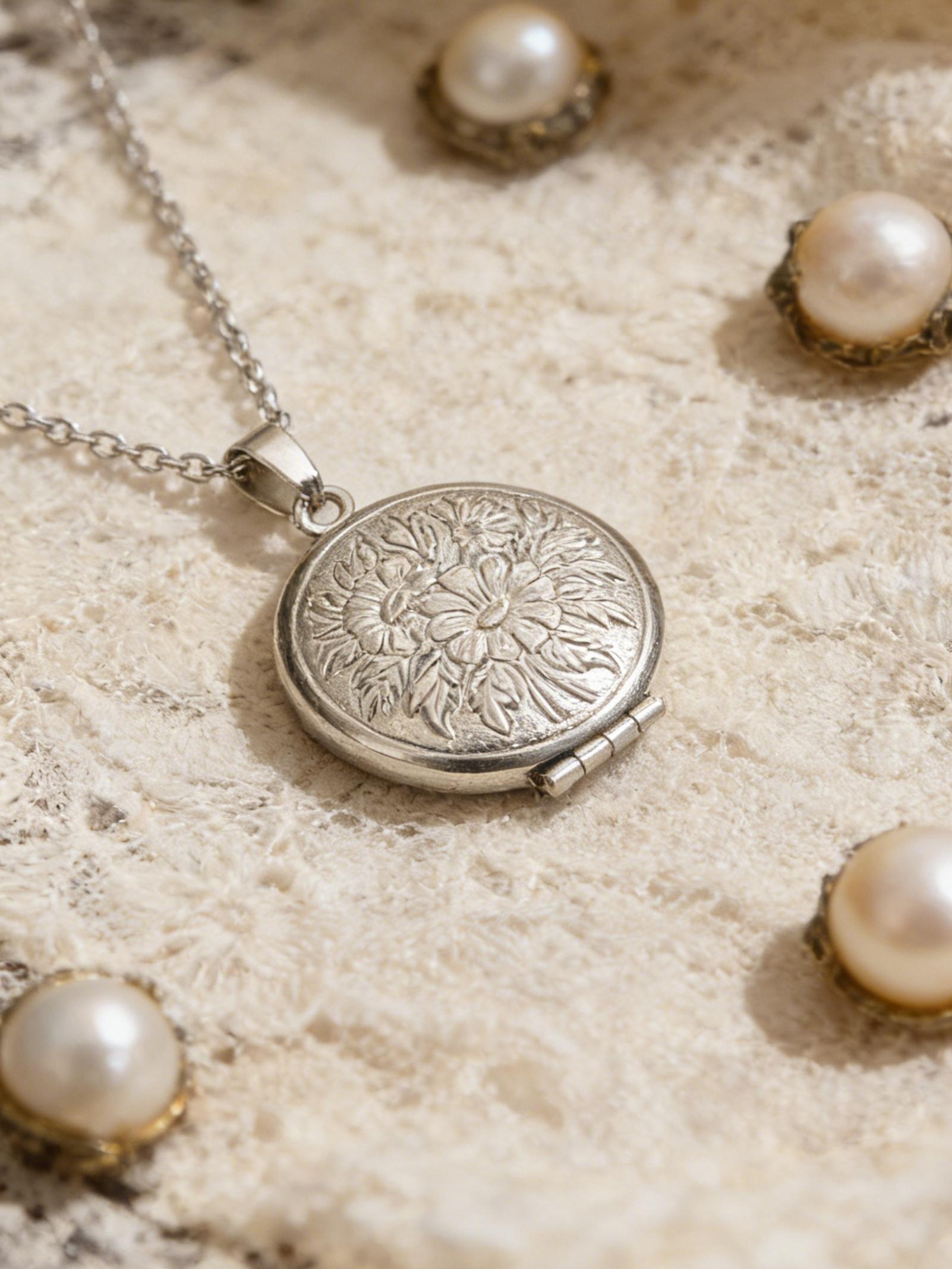 1Pc 304 Stainless Steel Engraved Flower Locket Necklace, Vintage Round Photo Locket Pendant Necklace, Personalized Memory Keepsake Necklace for Women, Hypoallergenic Tarnish Resistant