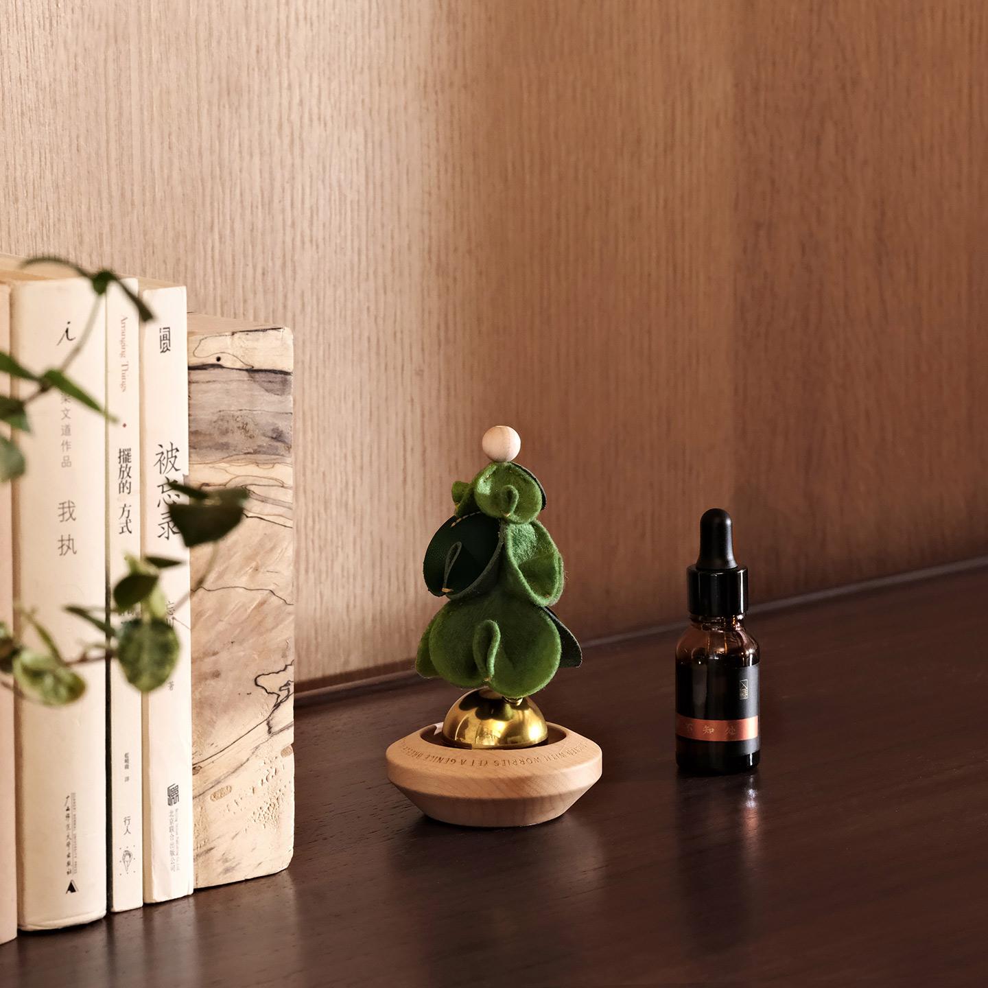 Aesthetic Spinning Car Air Freshener & Desk Decor, Wooden Floral Essential Oil Diffuser, Kinetic Aromatherapy Ornament for Auto Home Office, Cute Car Accessories & Zen Room Decor Gift & love gift gift for him/her