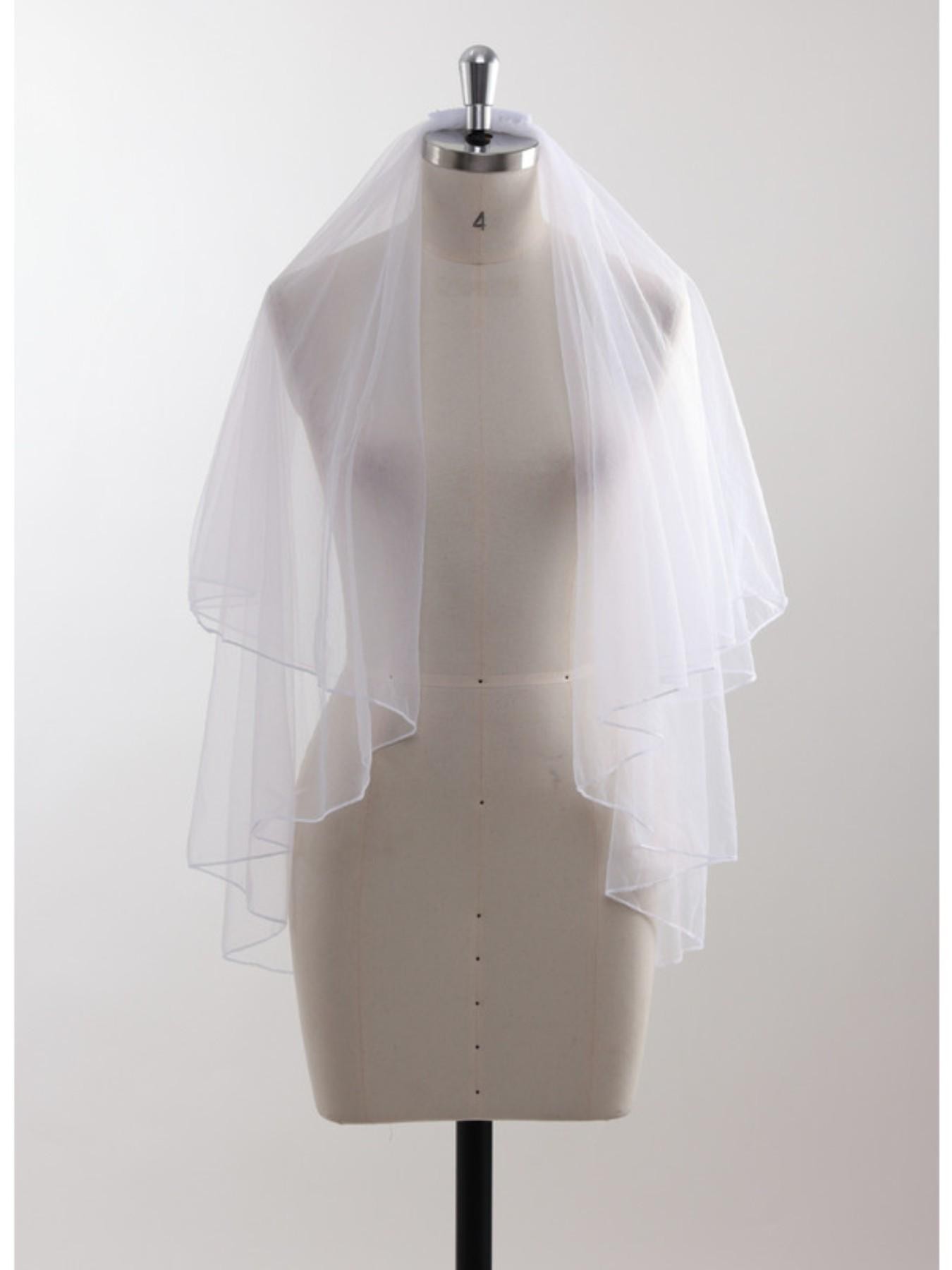 Elegant Double-Layer Short Bridal Veil ,Crafted from Light, Soft Tulle ,Naturally Draping to Flatter the Shoulders and Neckline,An Exquisite Wedding Veil Suitable for a Variety of Bridal Gown Styles