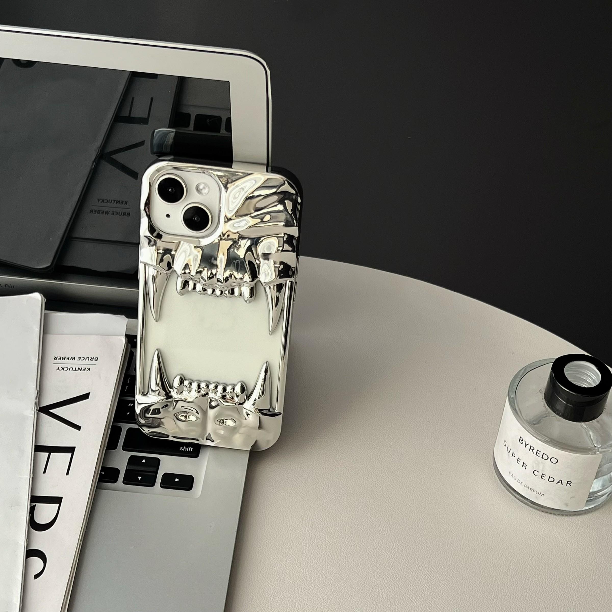 Fashion Cool Electroplated Silver Black Skull & Fangs Design, Imitation Metallic Glossy Hollow Heat Dissipation Soft Protective Case For iPhone 11 12 13 14 15 16 17 Pro Max, Creative Holiday Gift Phone Case For Men, Women, Kids and the Elderly