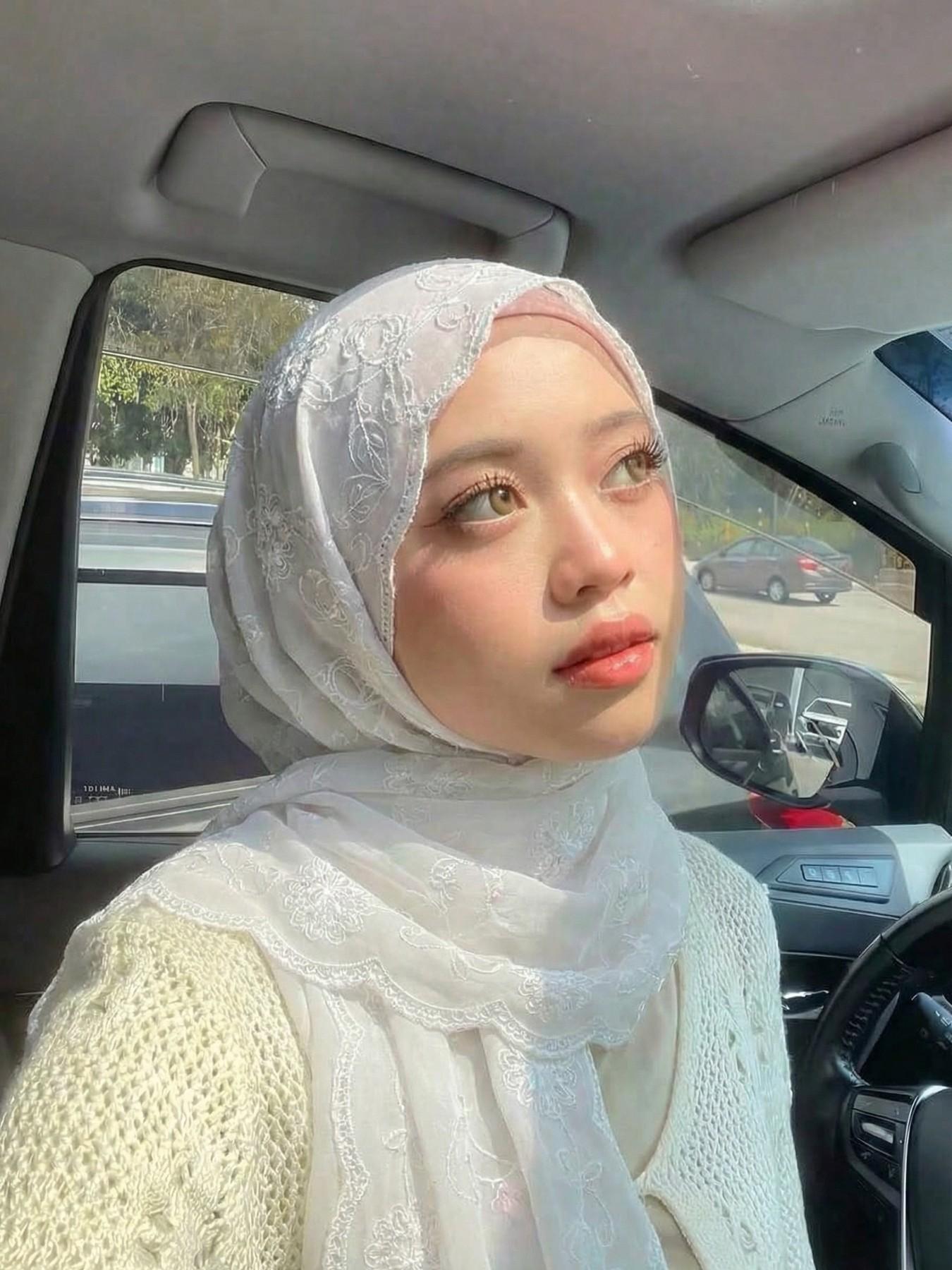 Breathable Floral Embroidered Hijab, Comfortable Summer Muslim Accessory, Lightweight Mesh Design, Ideal for Warm Weather