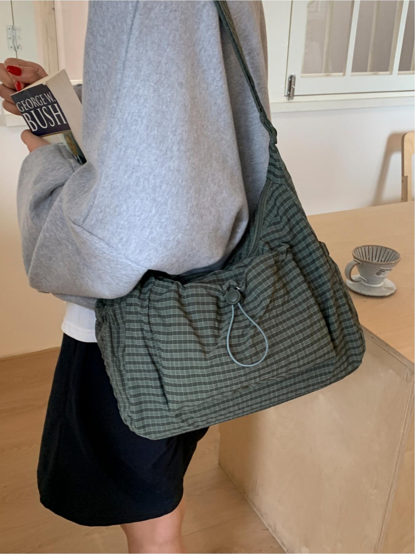 Japanese-style minimalist plaid canvas bag, large capacity, 2025 new autumn/winter casual shoulder/crossbody bag, high-end commuter dumpling bag, zip closure, suitable for campus, workplace, commuting, casual shopping, and everyday accessories.