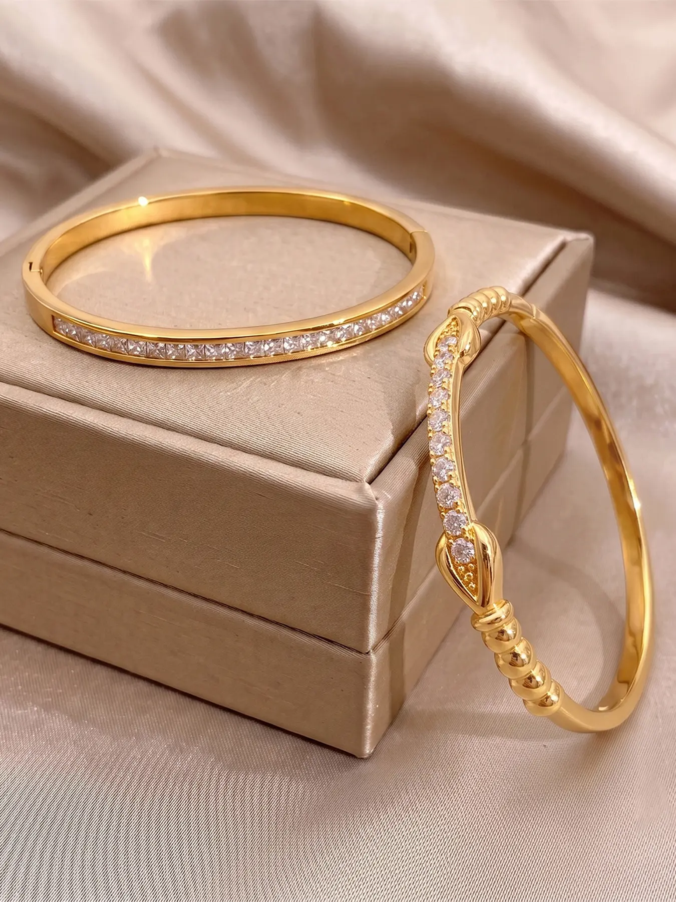 Light luxury commuting bracelet, understated and understated design, premium texture without exaggeration, embellishes wrist lines, suitable for daily work, easily shaping a generous and elegant personal temperament