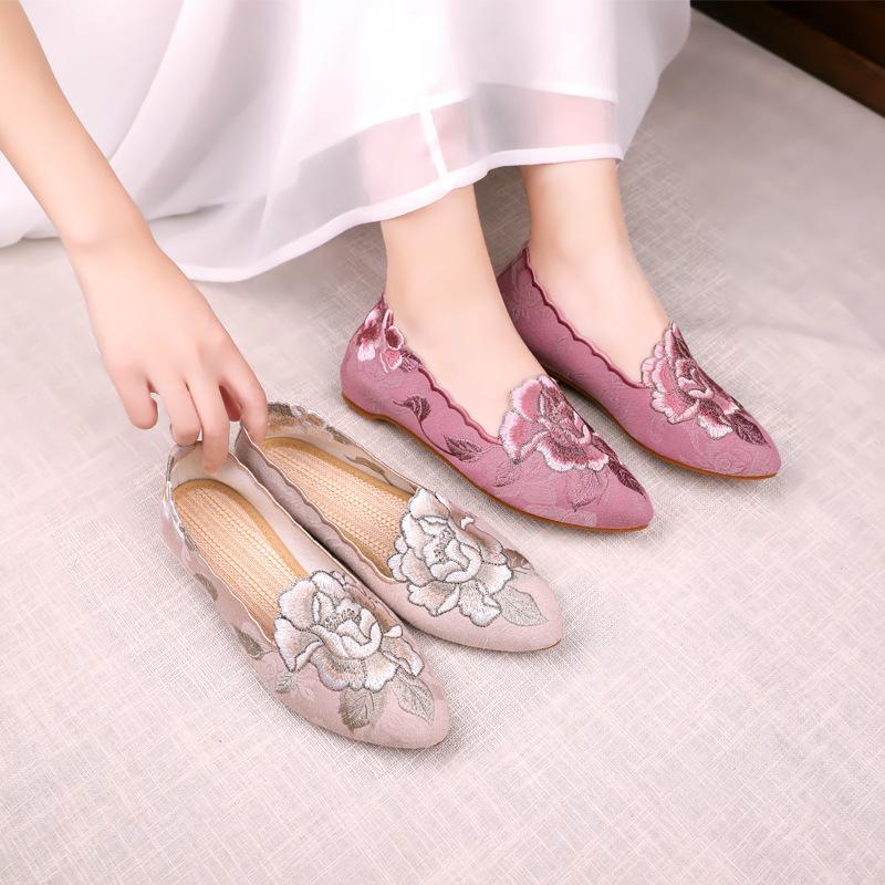 Retro style embroidered shoes, flat shoes, old Beijing new Chinese cloth shoes, rubber soles, soft rubber sewing shoes, women's models