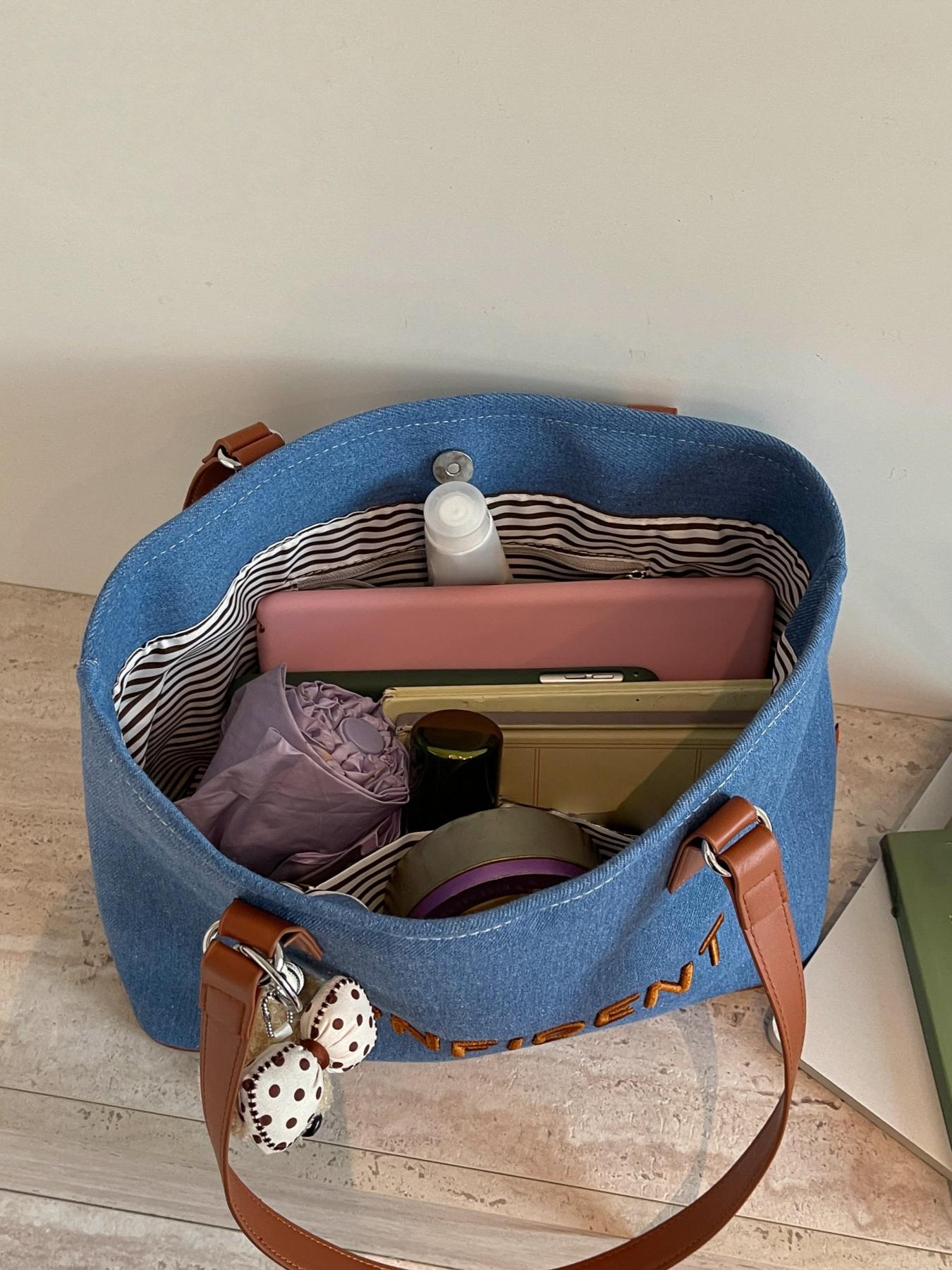 Fashionable and lightweight luxury large-capacity letter-embroidered tote bag, convenient and niche with cute bear pendant for daily commute shoulder/handbag