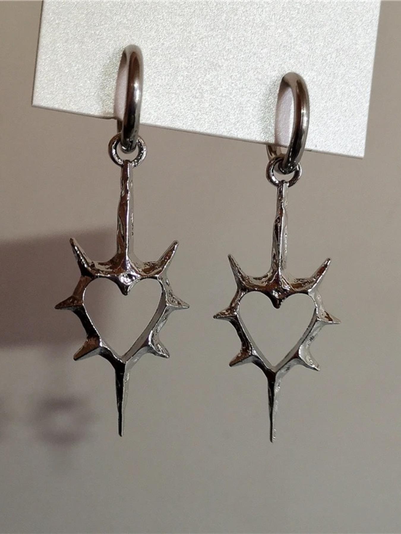 Elegant Hollow Thorn Heart Earrings, Unisex Metal Jewelry, Simple Design for Men and Women, Perfect Gift Idea, Durable and Stylish Accessory