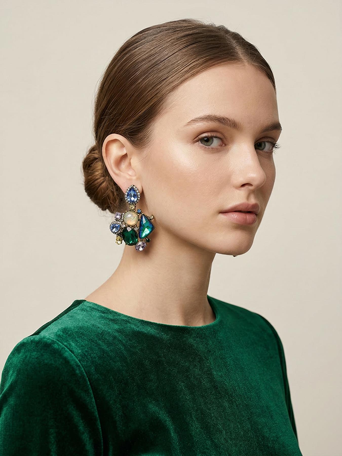 1 pair of Baroque style diamond studded earrings, suitable for daily commuting, vacation, and dating, and also a delightful and exquisite gift.