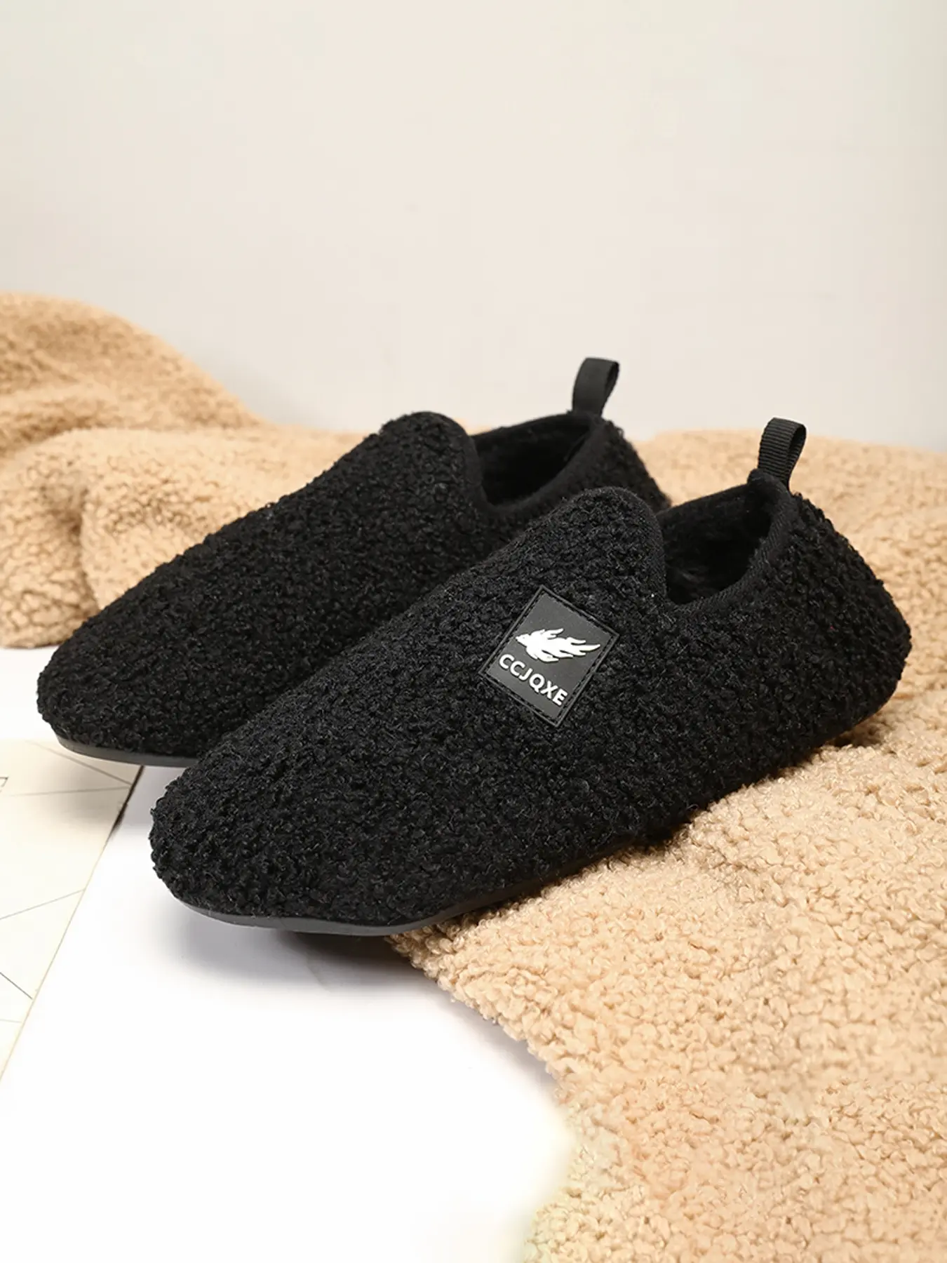 Men's solid color velvet simple casual slippers, portable training sports slippers, anti slip one foot training slippers, suitable for fitness and home use.