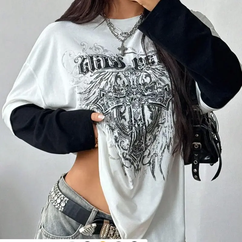 Women's cool street gothic print round neck faux two-piece long-sleeved T-shirt Casual fitted streetwear. The casual round neck and long sleeves are suitable for everyday wear, comfortable and stylish, and suitable for any occasion.
