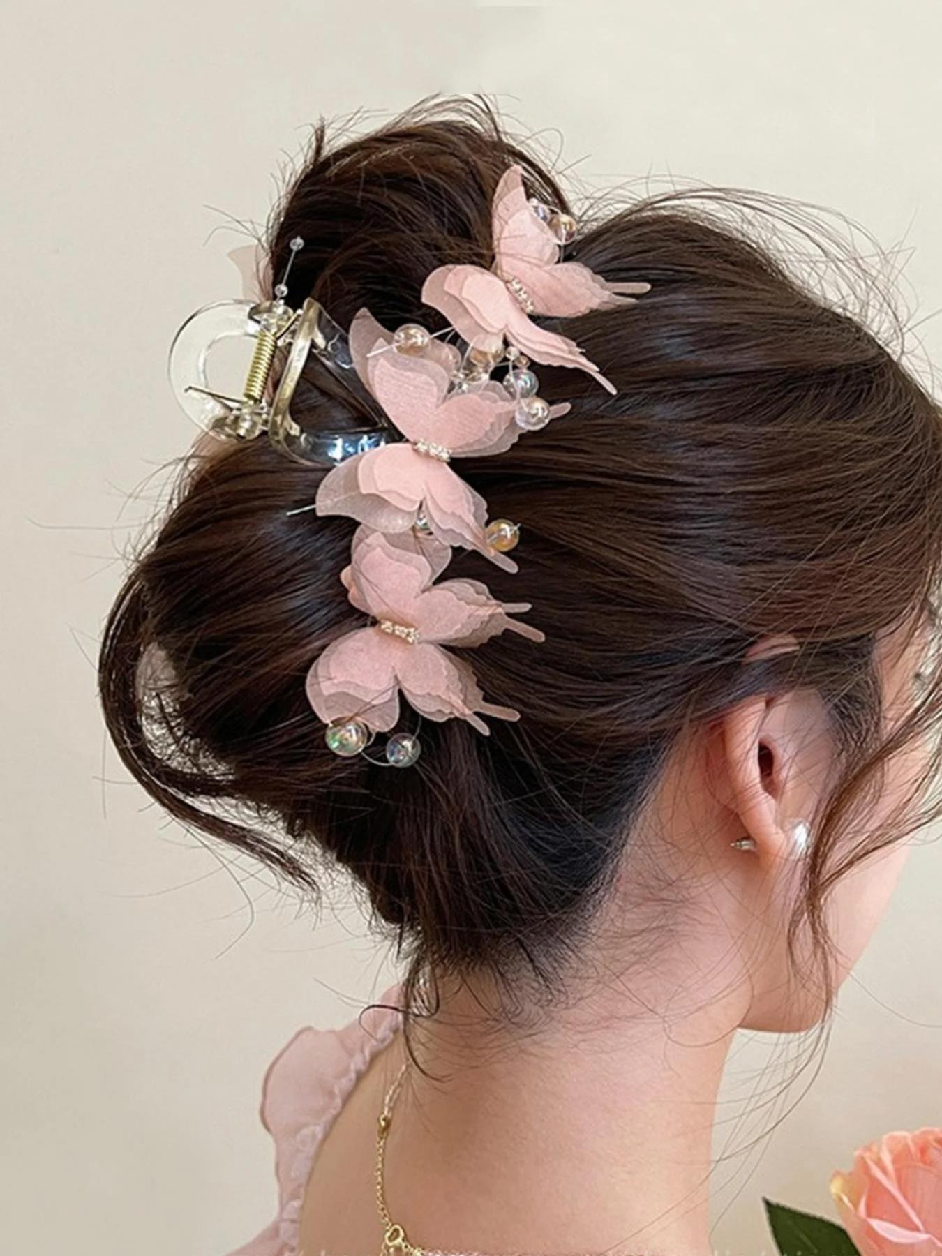 A fashionable and elegant butterfly pattern hair claw headband, suitable for daily wear, vacation and dating occasions, and also a surprising and exquisite small gift.