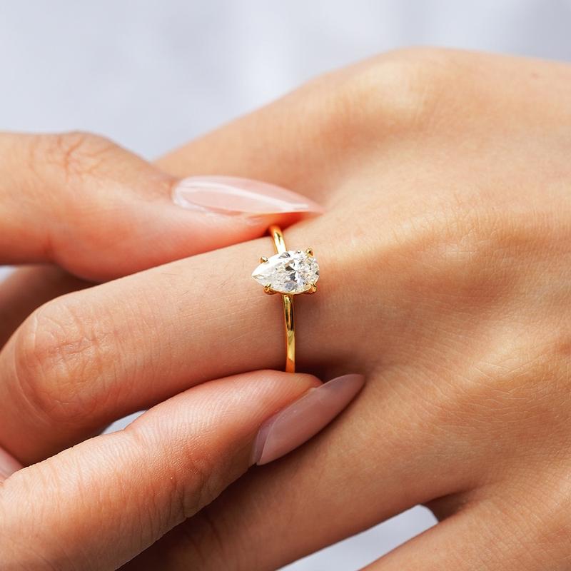 DRINSPER S925 Pear-Cut Solitaire 1.0ct Synthetic Moissanite Sterling Silver Ring for Women Girls Minimalist Elegant Style Suitable for Daily Wearing Engagement Wedding Gift for Girlfriend Mom