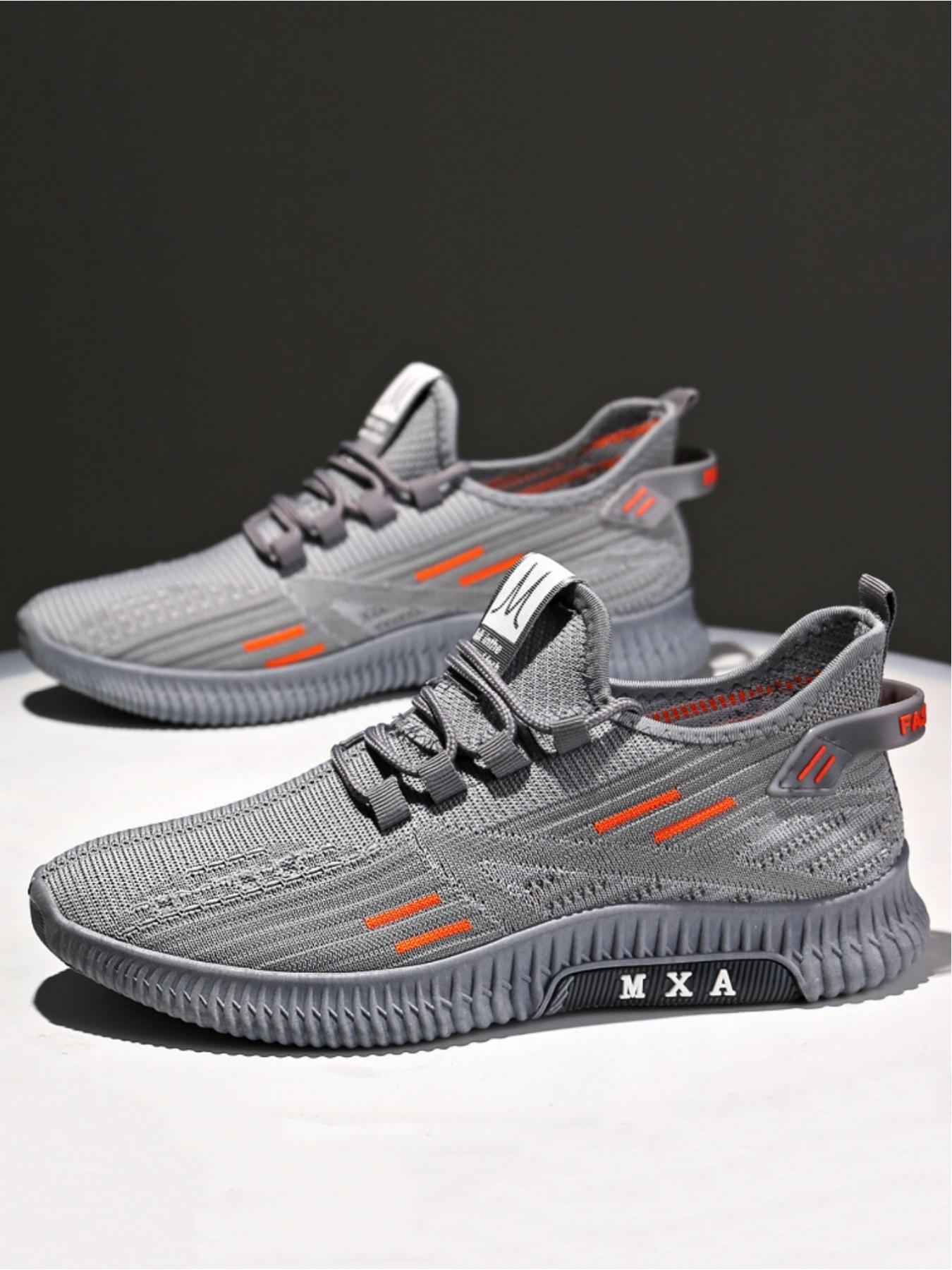 Men's casual sports shoes are made of lightweight and comfortable materials that fit the foot shape. The thick sole provides stable support and is suitable for daily commuting, outdoor leisure, running, fitness, hiking, and other leisure sports scenes