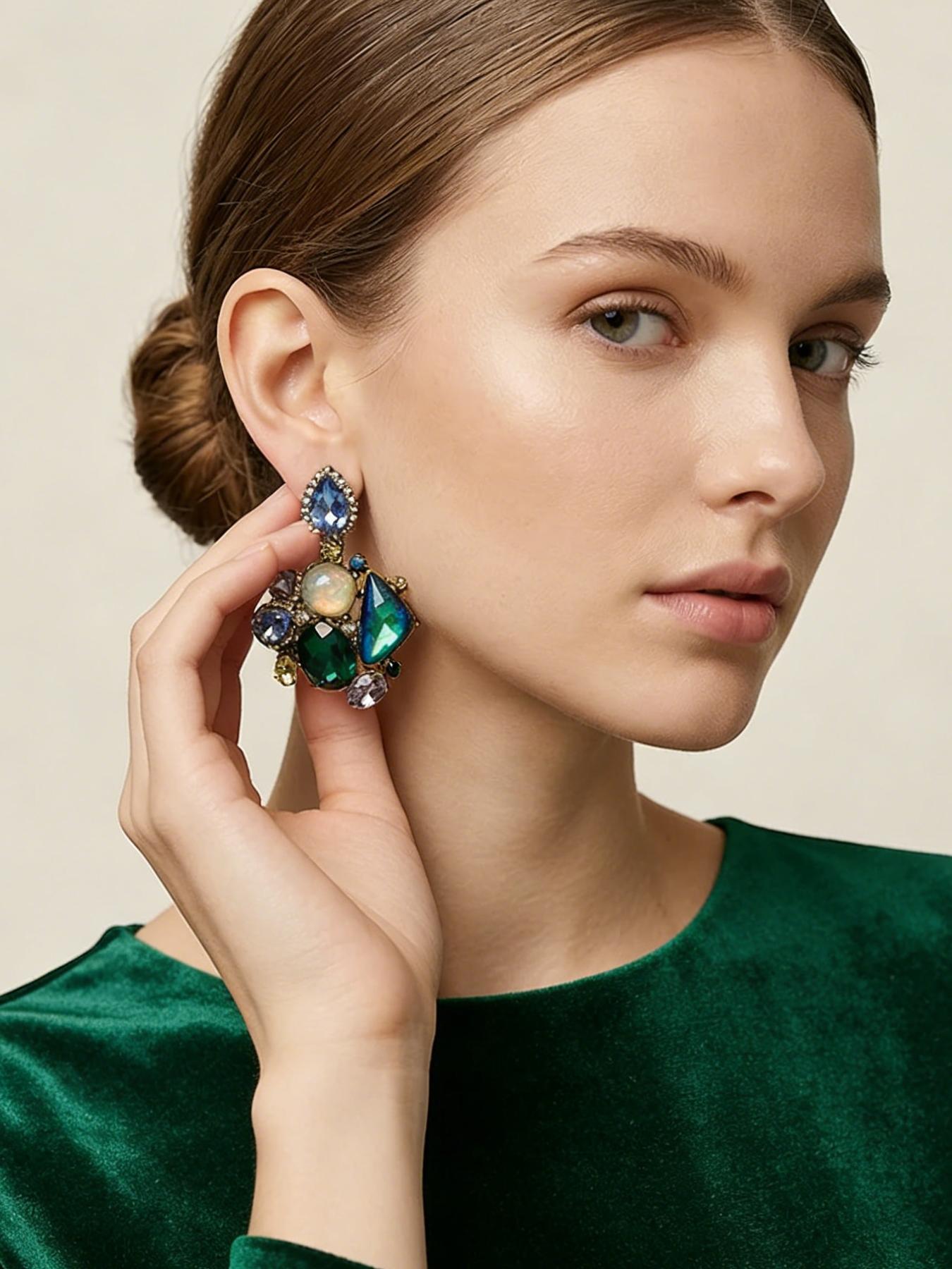 1 pair of Baroque style diamond studded earrings, suitable for daily commuting, vacation, and dating, and also a delightful and exquisite gift.