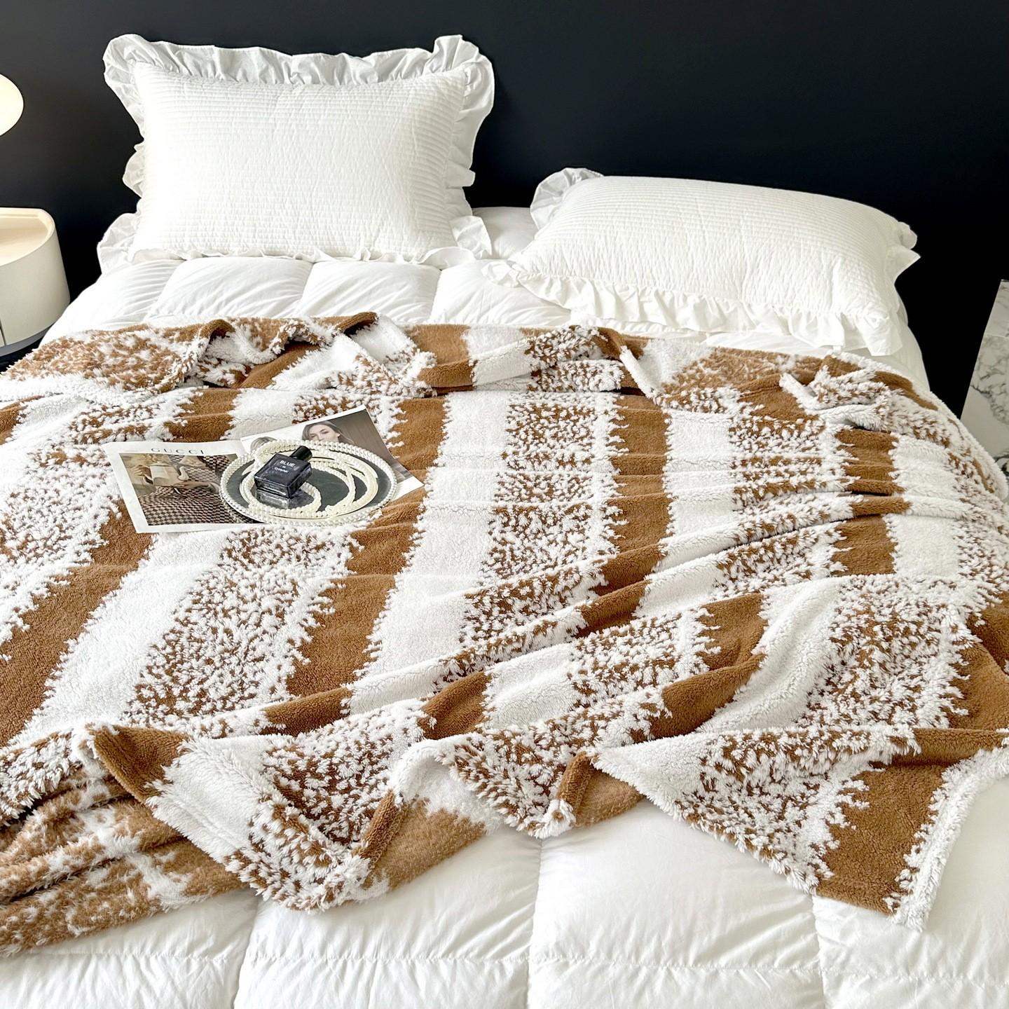 Wool cashmere nap blanket, comfortable and warm, suitable for use on sofa beds or office chairs.A lightweight and skin-friendly cover perfect for travel camping or at home. Great gift choice forfamily and friends